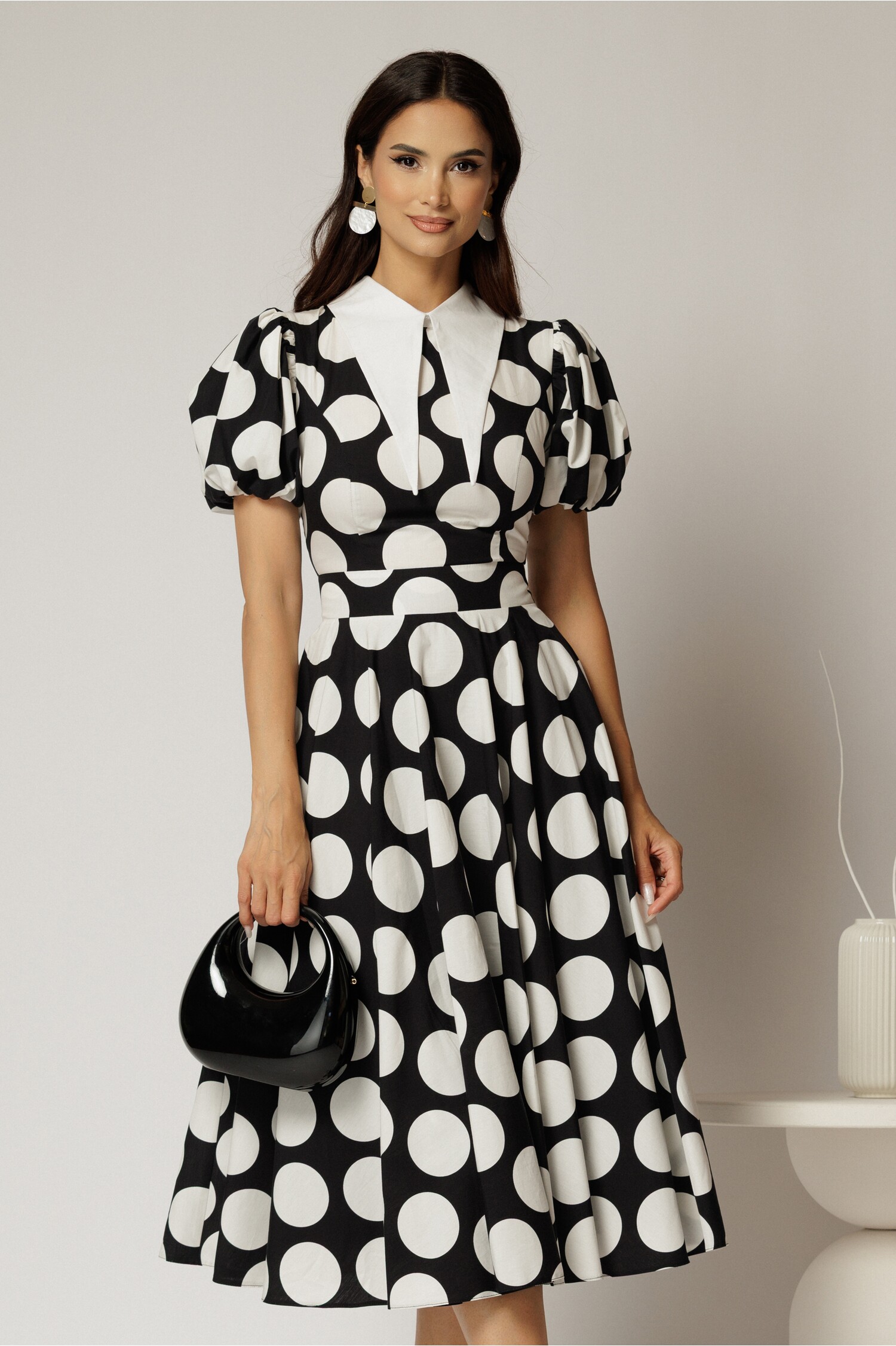 Rochie midi neagră cu buline din poplin, guler ascuțit și mâneci scurte bufante – DY Fashion Rochie midi neagră cu buline din poplin, guler ascuțit și mâneci scurte bufante – DY Fashion