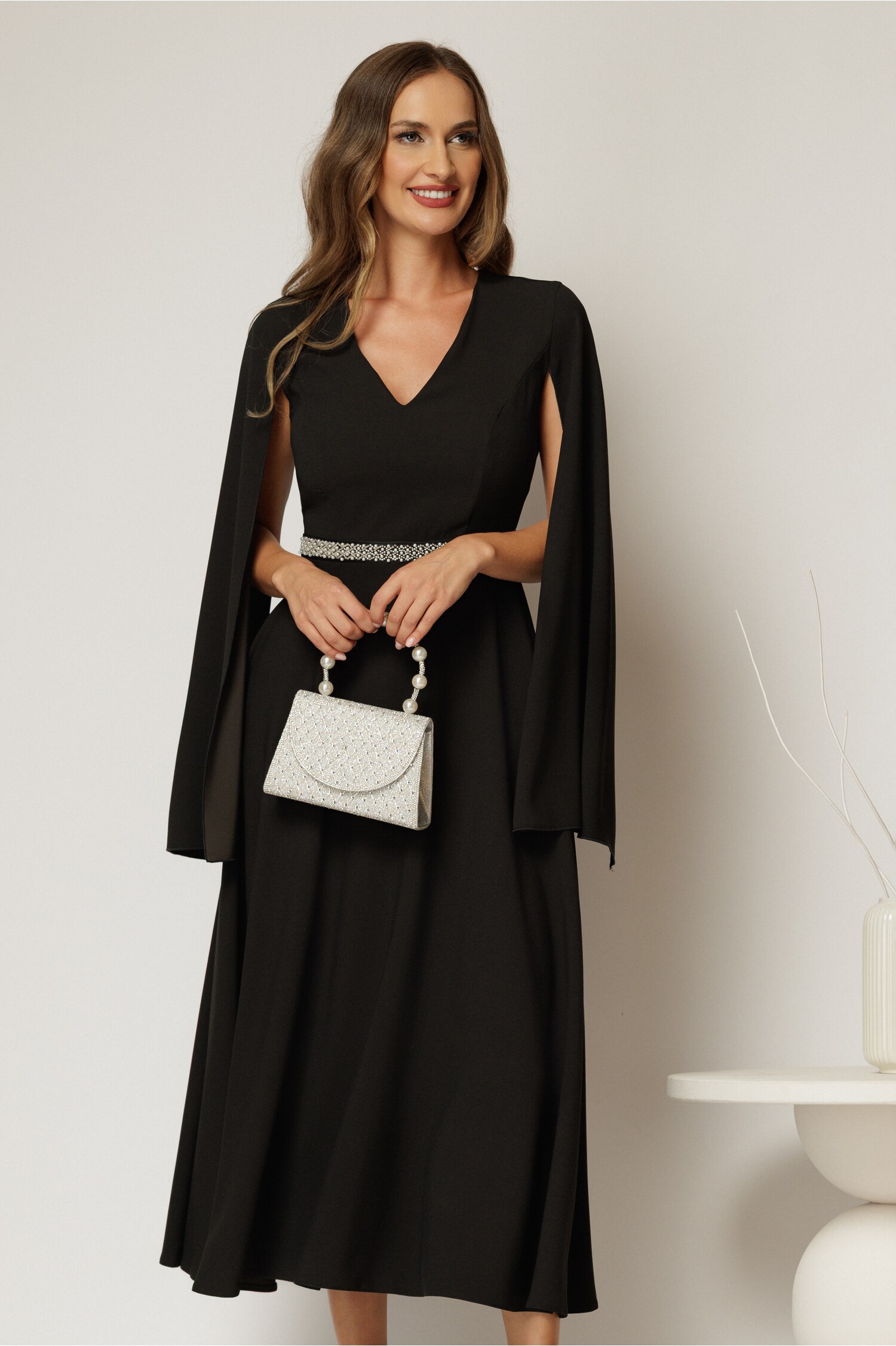 Rochie midi neagră cu mâneci lungi crăpate și aplicații în talie – DY Fashion Rochie midi neagră cu mâneci lungi crăpate și aplicații în talie – DY Fashion