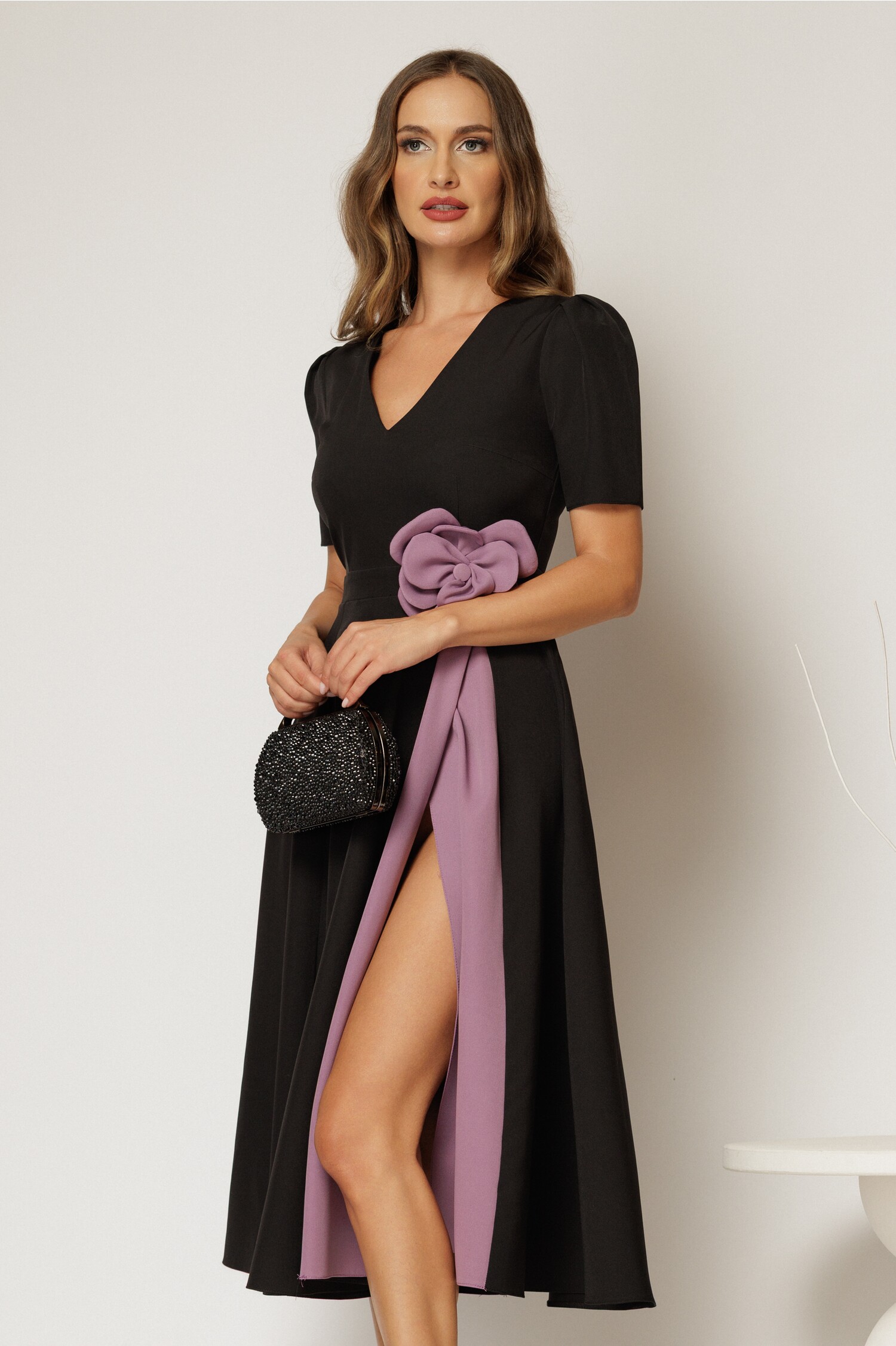 Rochie midi neagră de ocazie cu floare mov în talie – DY Fashion Rochie midi neagră de ocazie cu floare mov în talie – DY Fashion