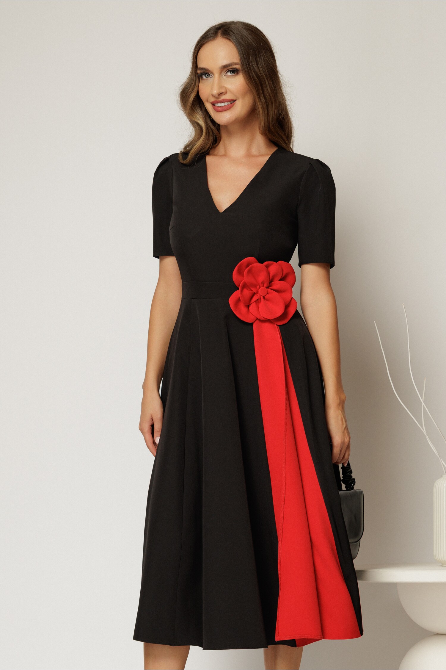 Rochie midi neagră cu floare roșie în talie – DY Fashion Rochie midi neagră cu floare roșie în talie – DY Fashion