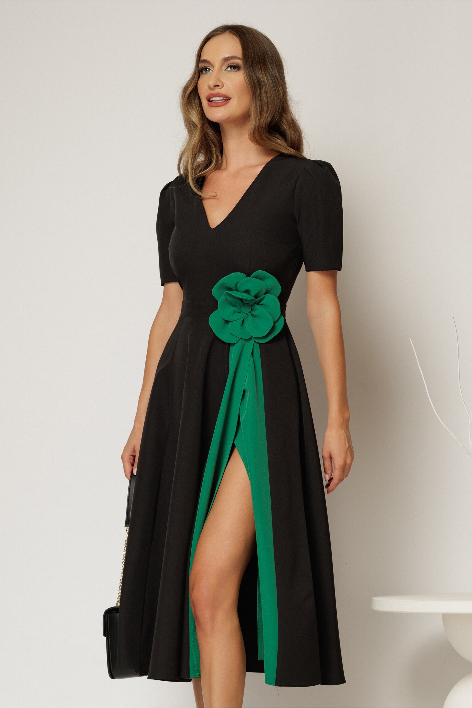 Rochie midi neagră de ocazie cu floare verde în talie – DY Fashion Rochie midi neagră de ocazie cu floare verde în talie – DY Fashion