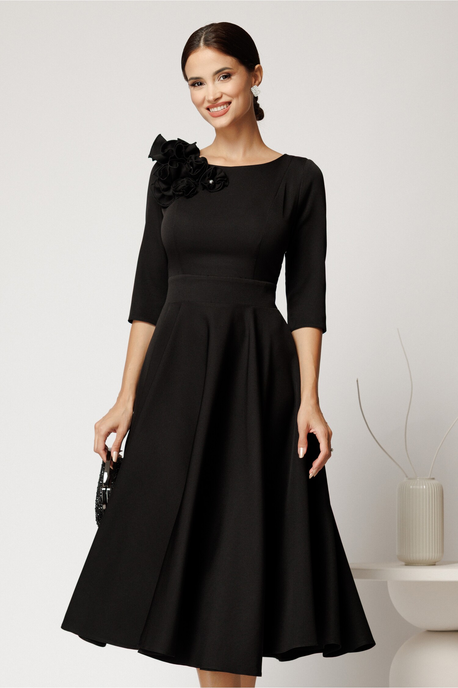 Rochie midi DY fashion neagră din stofă cu detaliu floral la bust Rochie midi DY fashion neagră din stofă cu detaliu floral la bust