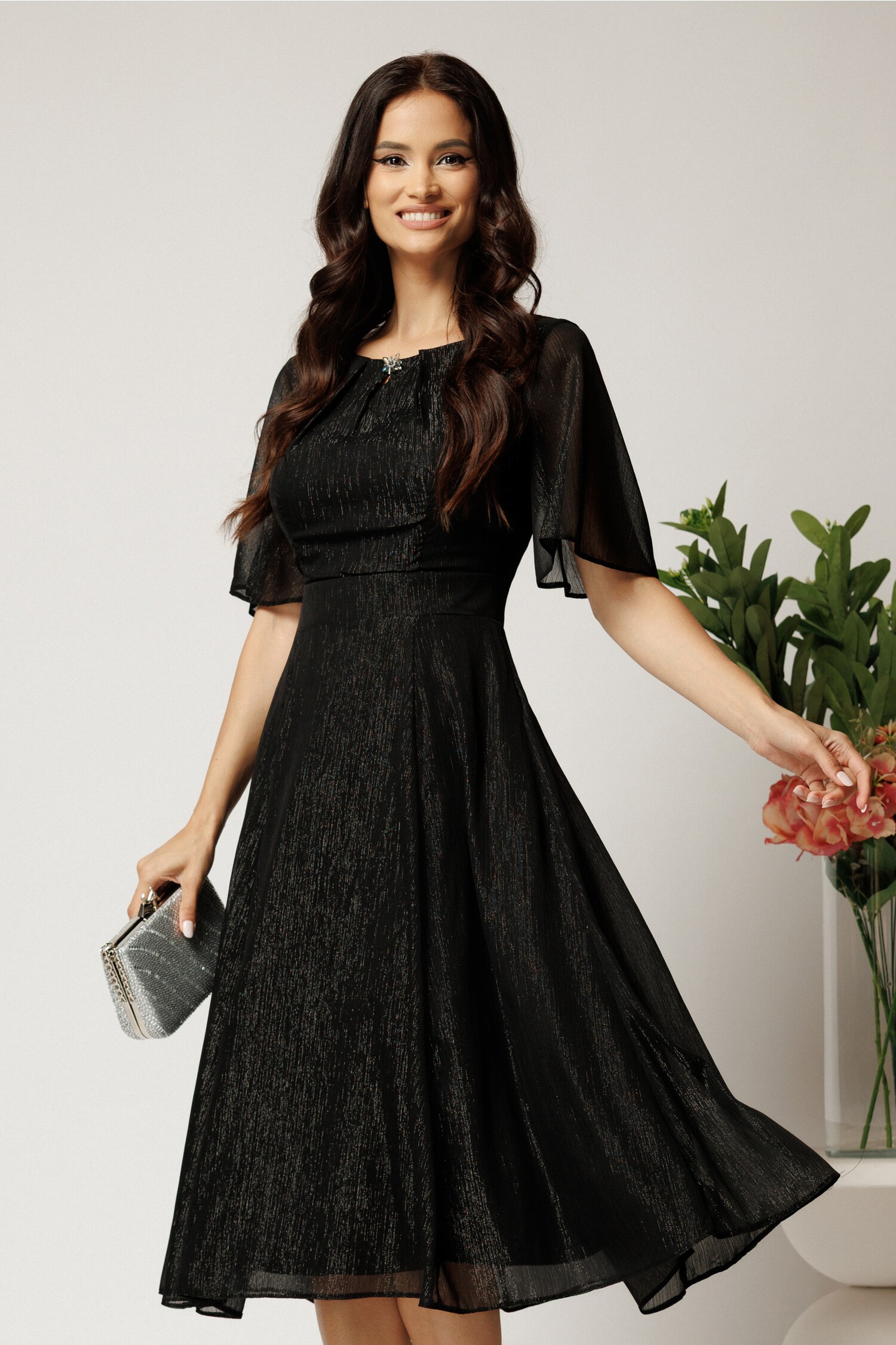 Rochie midi neagră DY fashion din voal, cu fir lurex și accesoriu la decolteu Rochie midi neagră DY fashion din voal, cu fir lurex și accesoriu la decolteu