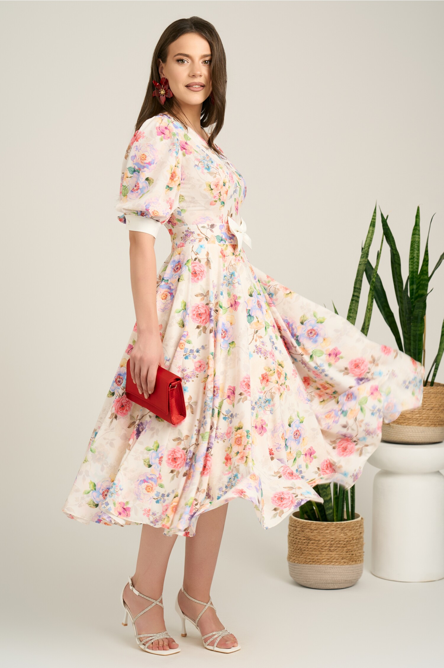 Rochie midi albă DY fashion din voal cu imprimeu floral roz și funda în talie Rochie midi albă DY fashion din voal cu imprimeu floral roz și funda în talie