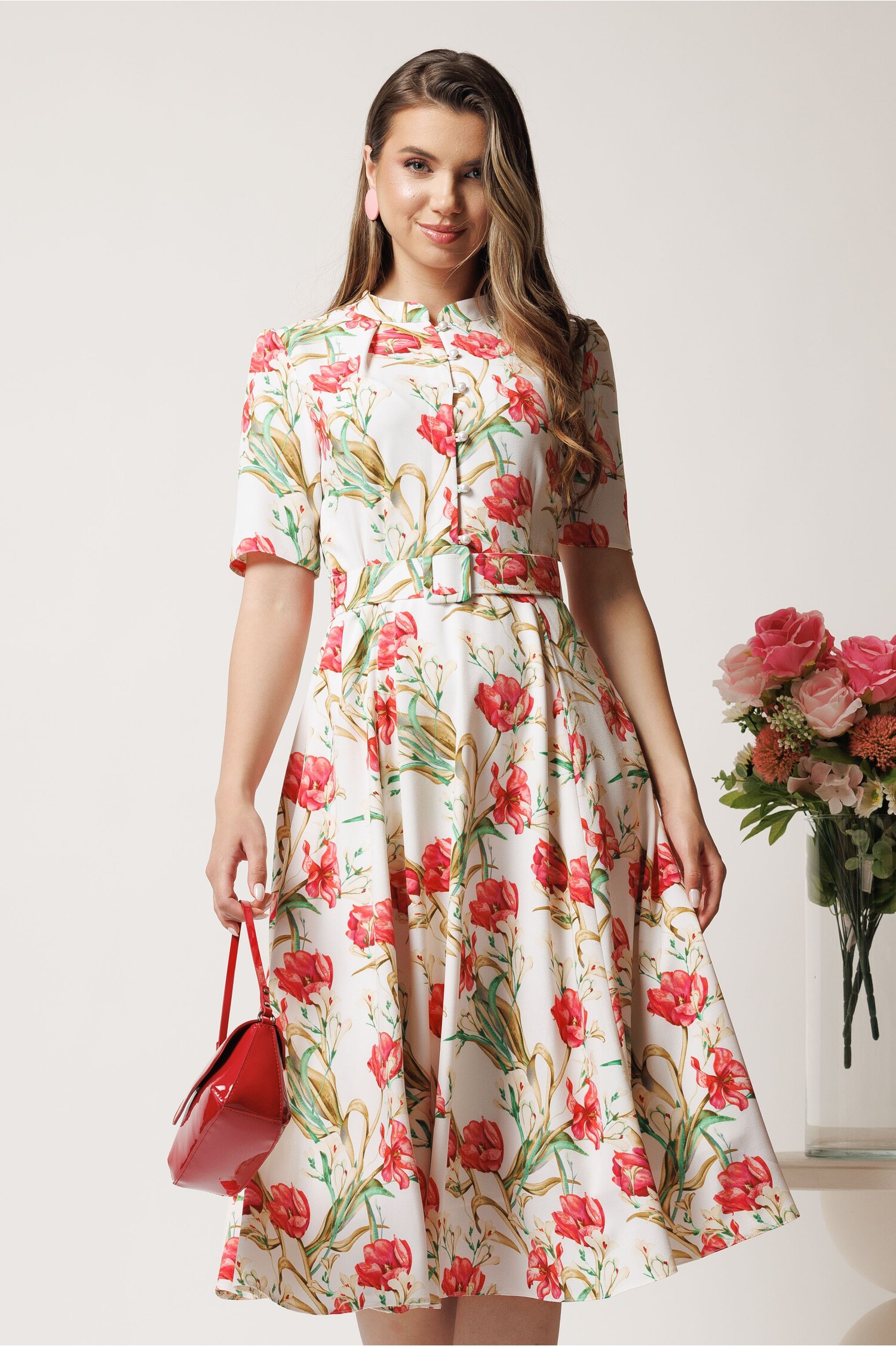 Rochie midi DY fashion albă în clos din triplu voal cu flori roșii și curea în talie Rochie midi DY fashion albă în clos din triplu voal cu flori roșii și curea în talie