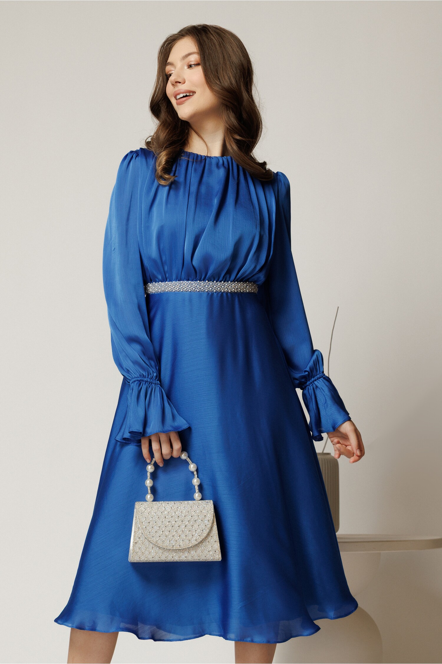 Rochie midi din voal satinat albastru cu perle în talie – DY fashion Rochie midi din voal satinat albastru cu perle în talie – DY fashion