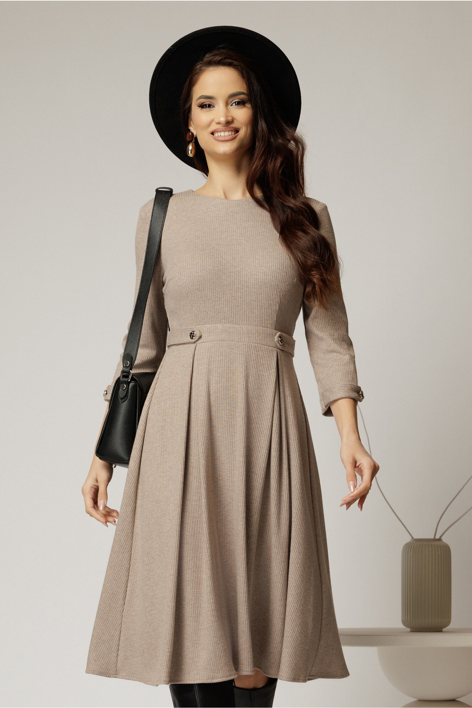 Rochie midi bej DY fashion din tricot cu nasturi pe talie Rochie midi bej DY fashion din tricot cu nasturi pe talie