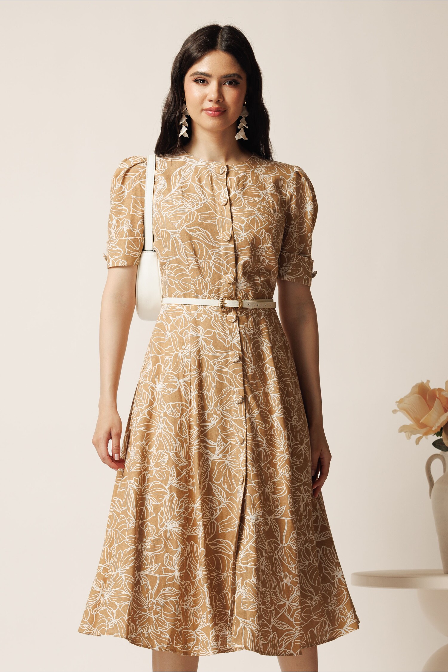 Rochie midi DY fashion bej cu imprimeuri albe și curea ajustabilă Rochie midi DY fashion bej cu imprimeuri albe și curea ajustabilă