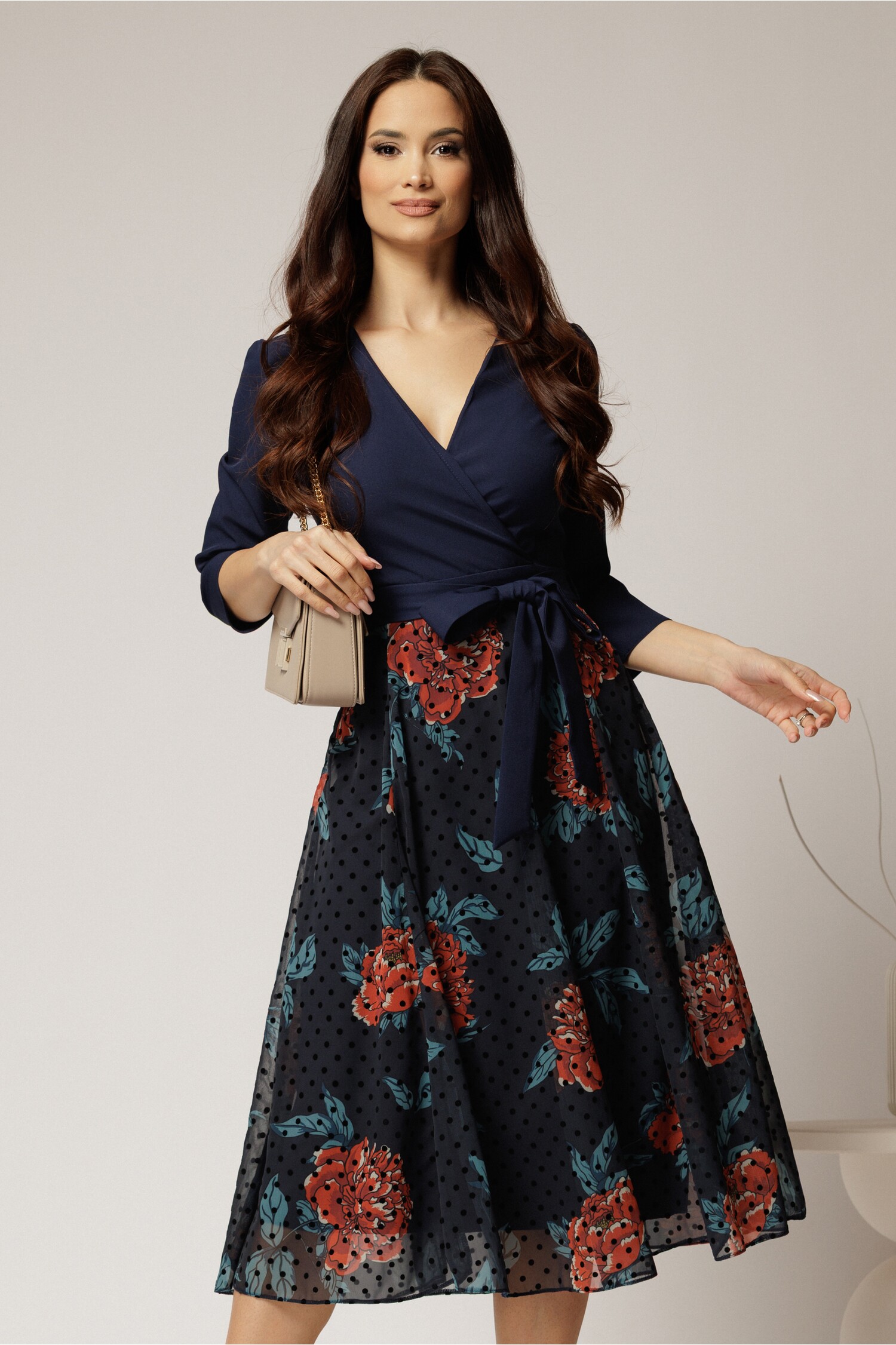 Rochie DY fashion midi bleumarin cu decolteu petrecut și voal imprimat Rochie DY fashion midi bleumarin cu decolteu petrecut și voal imprimat