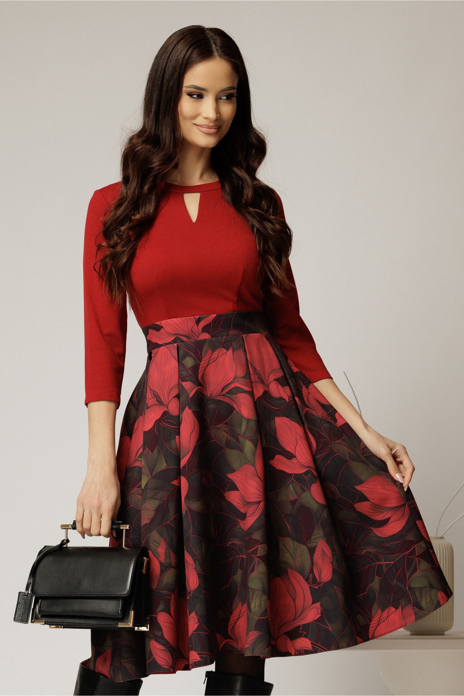 Rochie midi bordo cu imprimeu și decupaj la decolteu Rochie midi bordo cu imprimeu și decupaj la decolteu