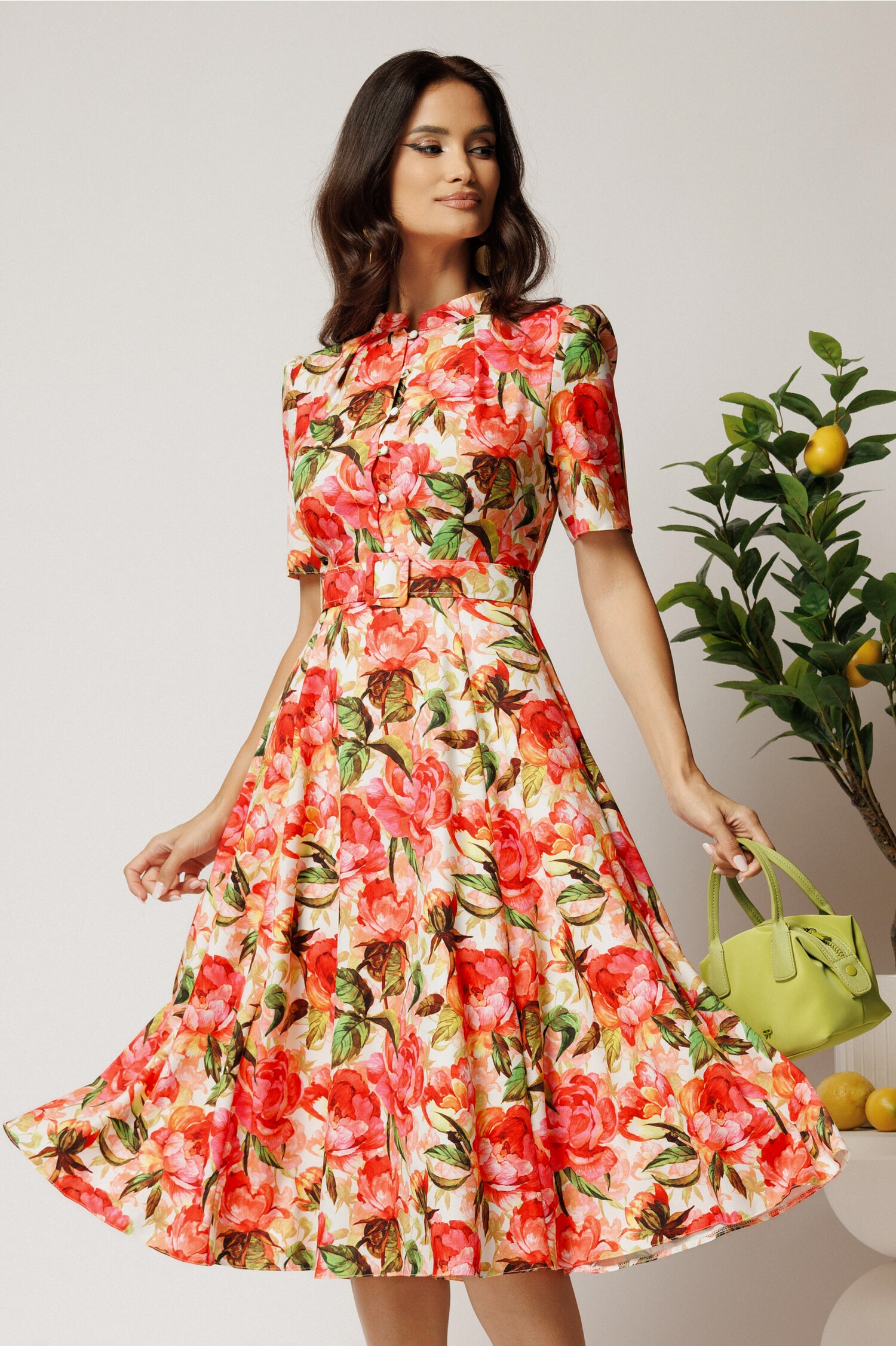 Rochie midi în clos cu flori corai și curea la talie din rayon Rochie midi în clos cu flori corai și curea la talie din rayon