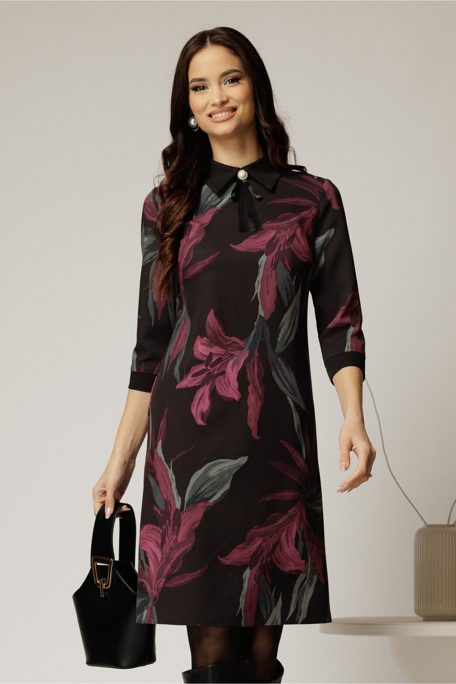 Rochie midi DY fashion cu imprimeu negru și mov, guler tip cămașă Rochie midi DY fashion cu imprimeu negru și mov, guler tip cămașă
