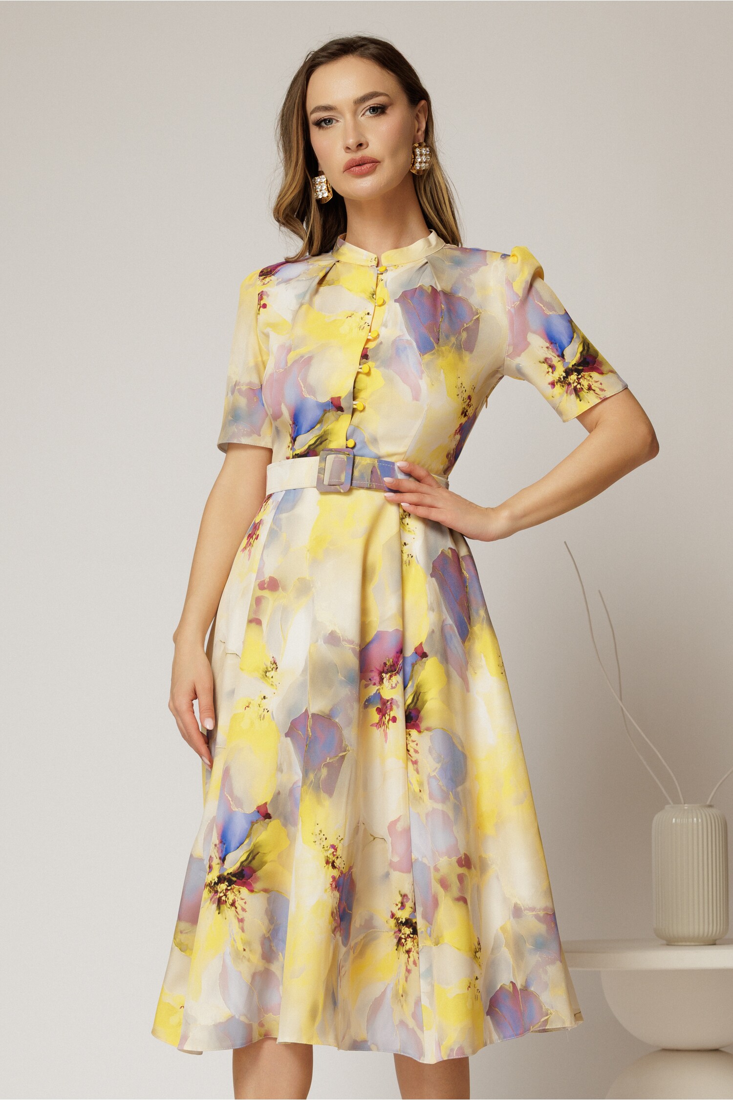 Rochie midi DY fashion cu imprimeu galben în clos din triplu voal cu nasturi la bust și curea în talie Rochie midi DY fashion cu imprimeu galben în clos din triplu voal cu nasturi la bust și curea în talie