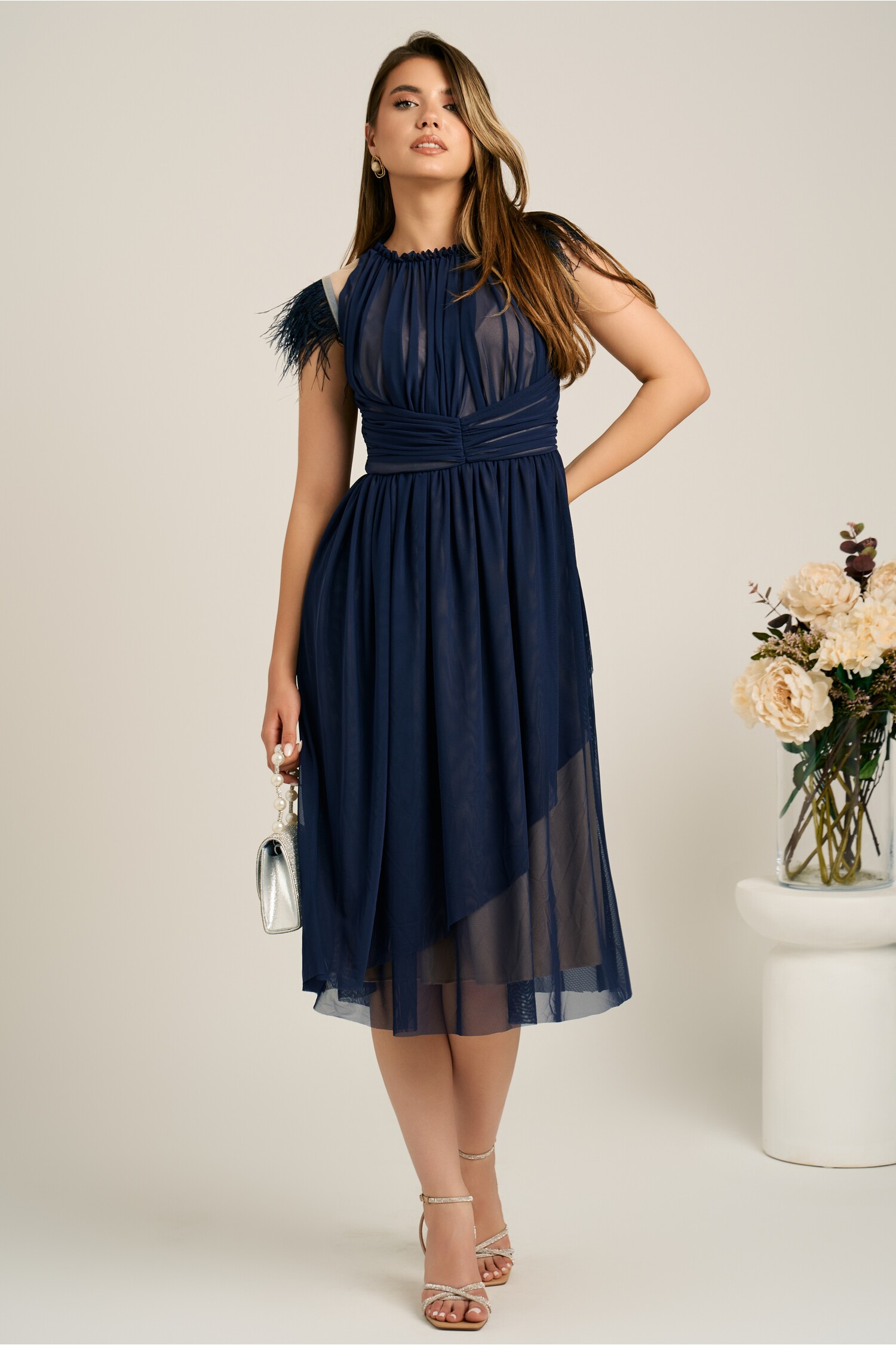 Rochie midi DY fashion din tull bleumarin cu pene la umeri Rochie midi DY fashion din tull bleumarin cu pene la umeri
