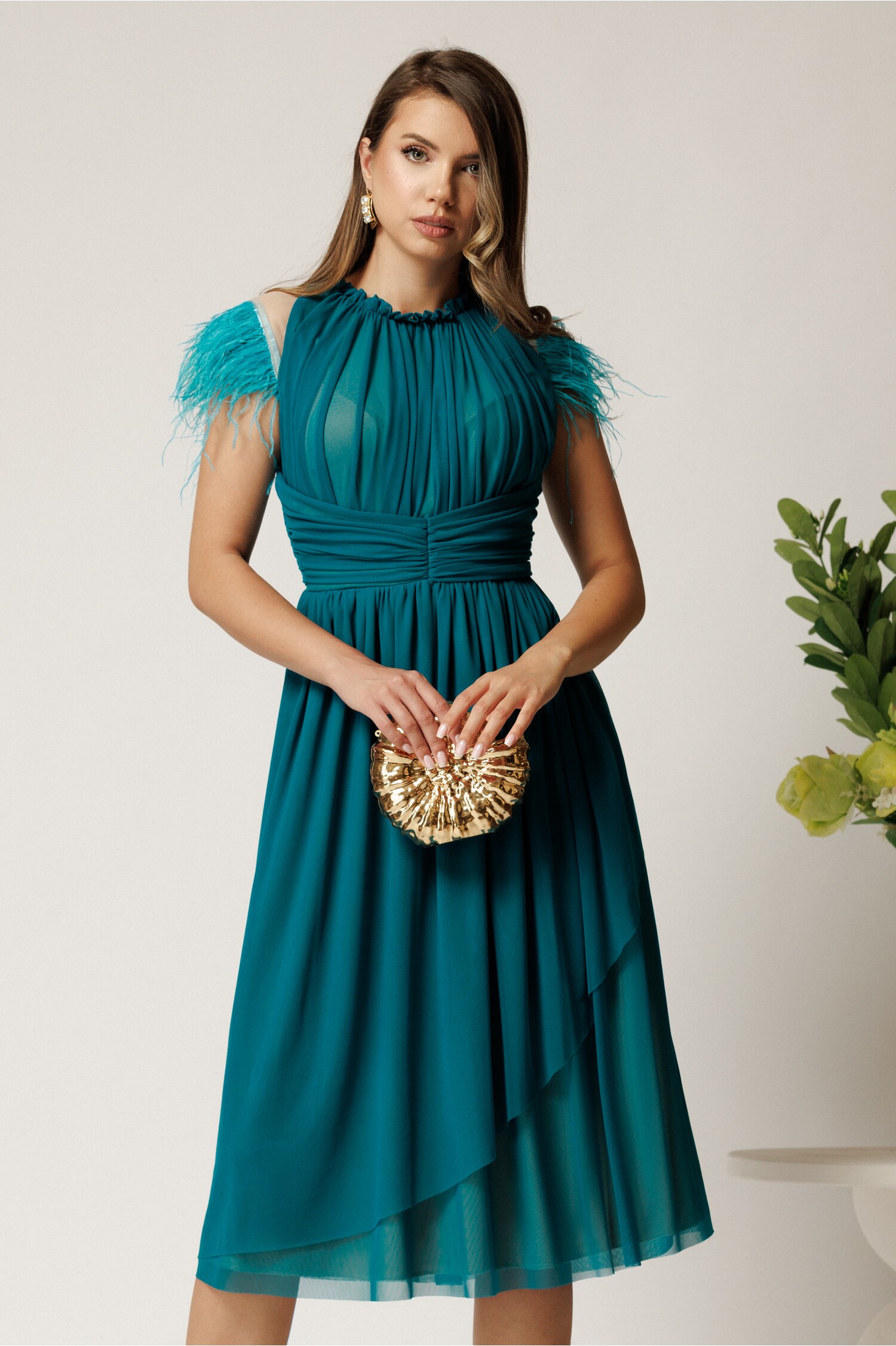 Rochie midi DY fashion turcoaz din tull cu pene la umeri Rochie midi DY fashion turcoaz din tull cu pene la umeri