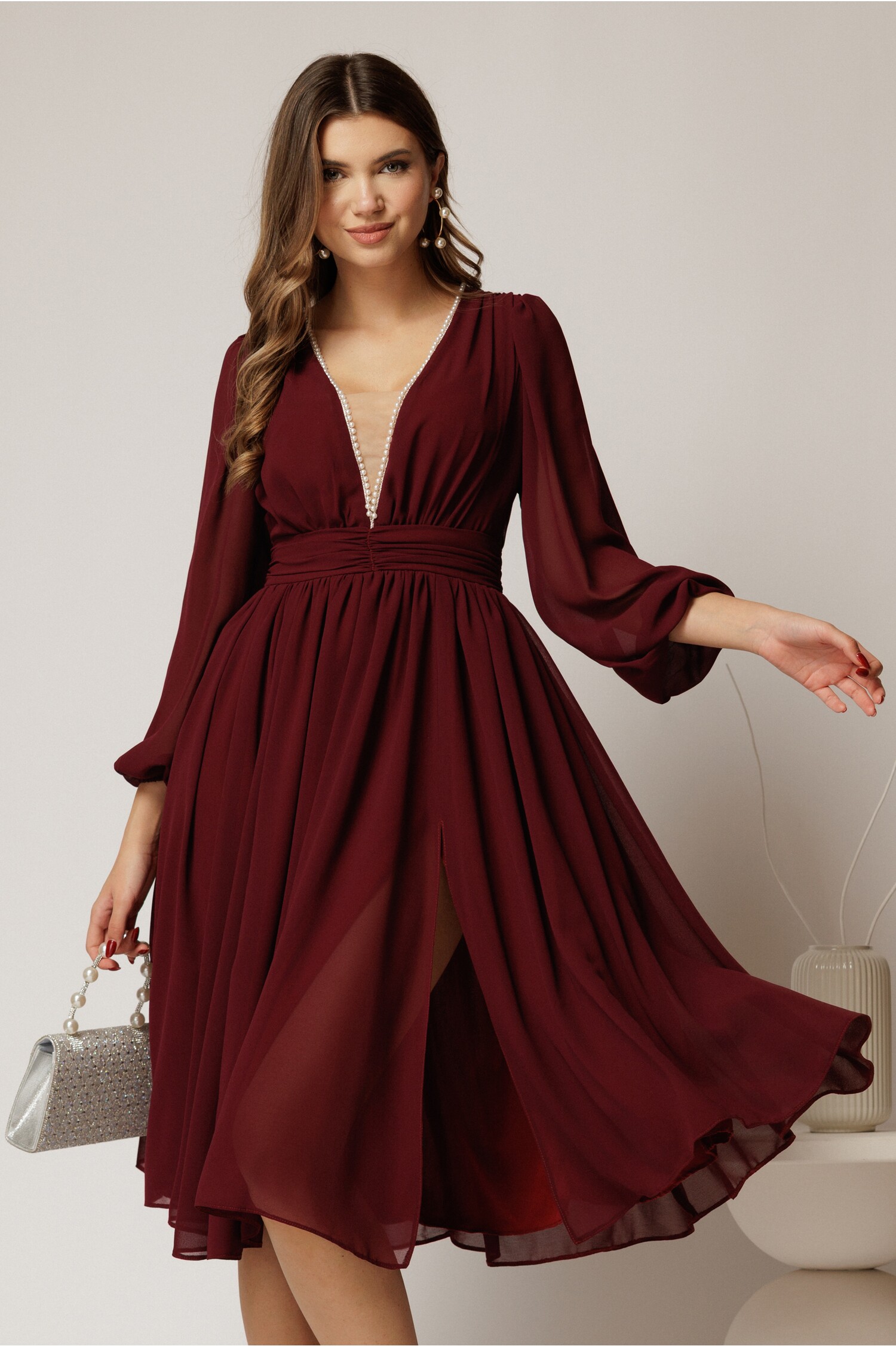 Rochie midi DY fashion din voal bordo, cu perle și tull la decolteu Rochie midi DY fashion din voal bordo, cu perle și tull la decolteu