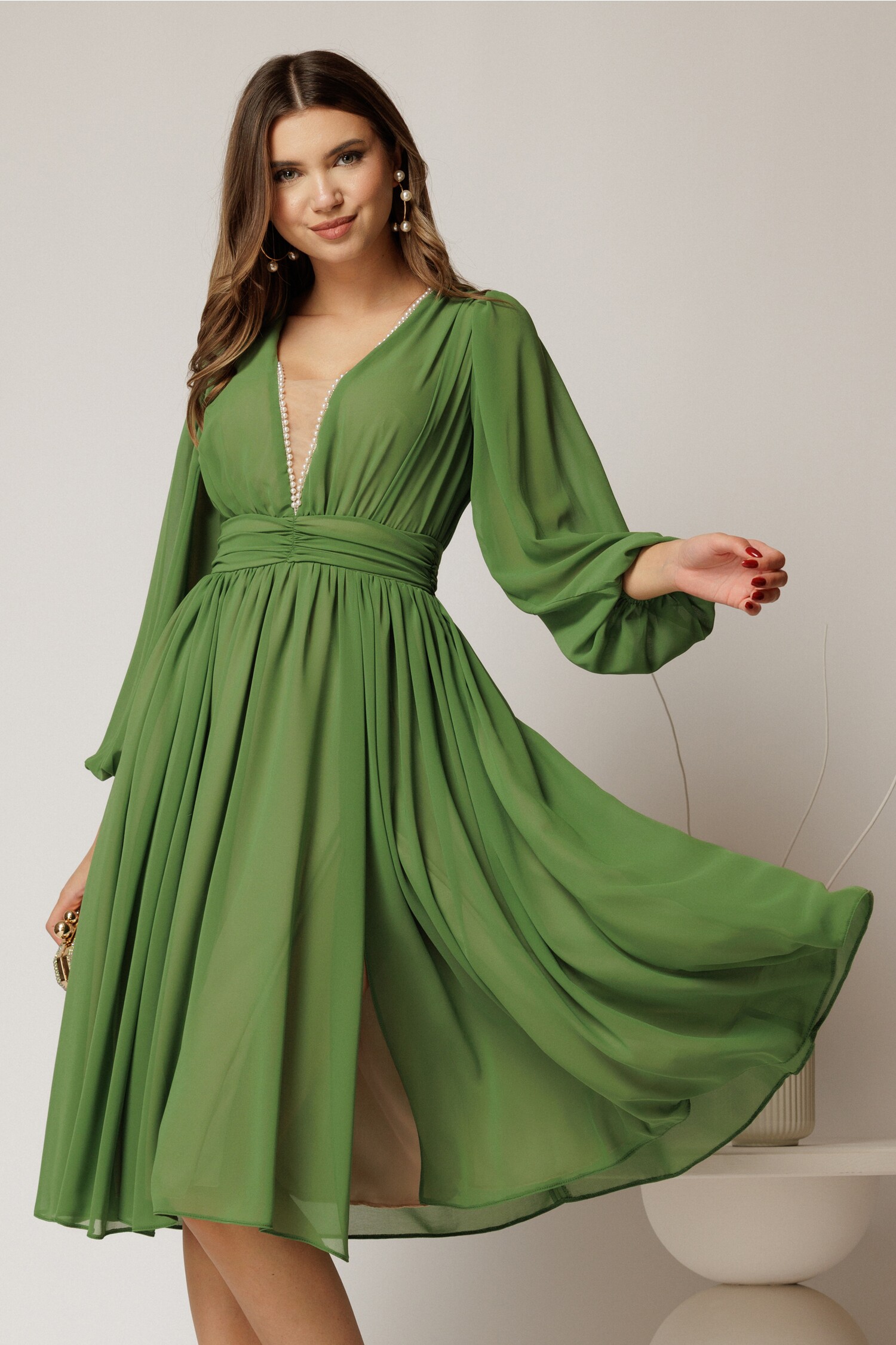 Rochie midi DY fashion din voal verde în clos cu perle și tull la decolteu Rochie midi DY fashion din voal verde în clos cu perle și tull la decolteu