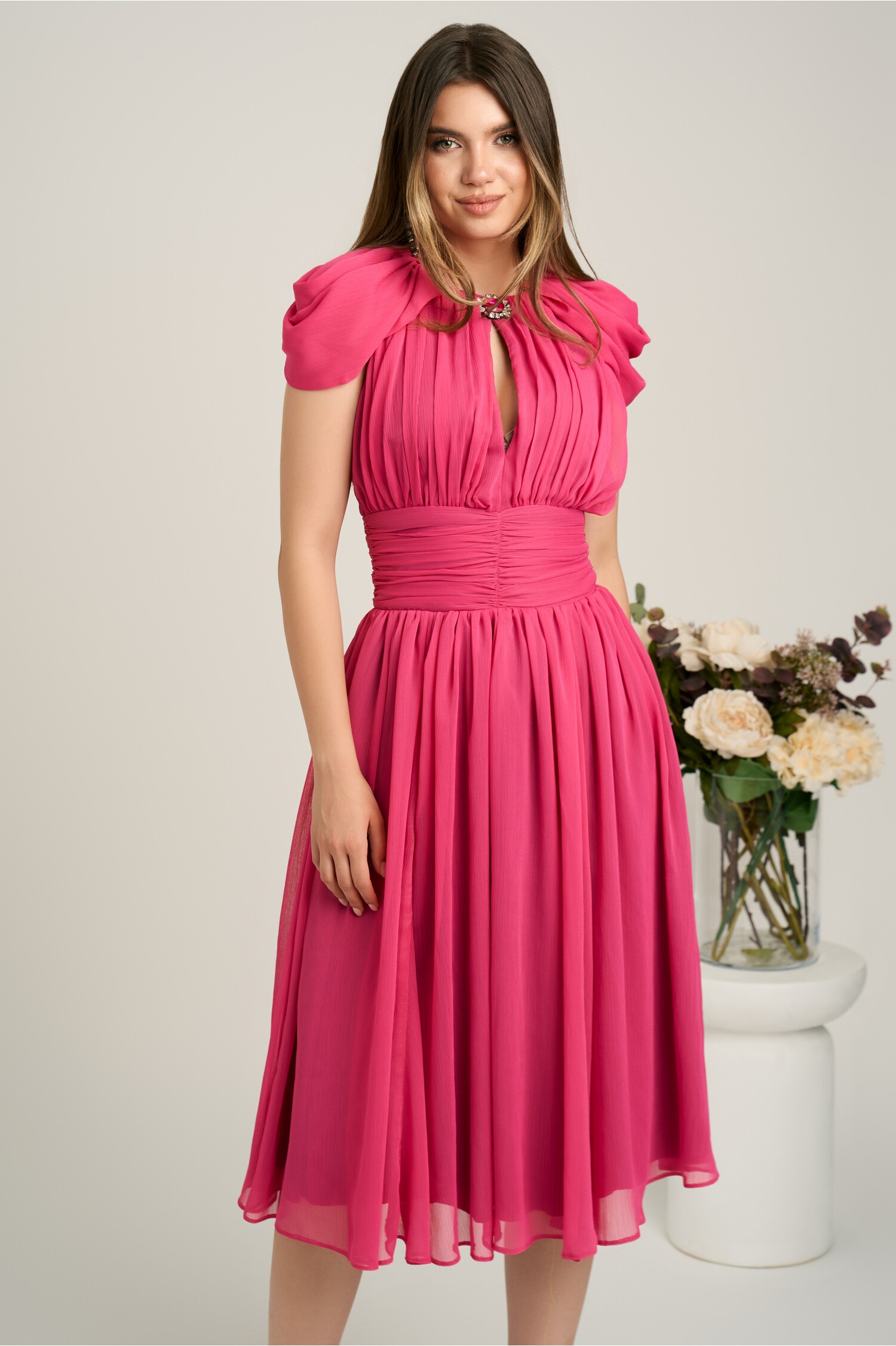 Rochie midi fucsia DY fashion din voal în clos cu accesoriu și decolteu decupat Rochie midi fucsia DY fashion din voal în clos cu accesoriu și decolteu decupat