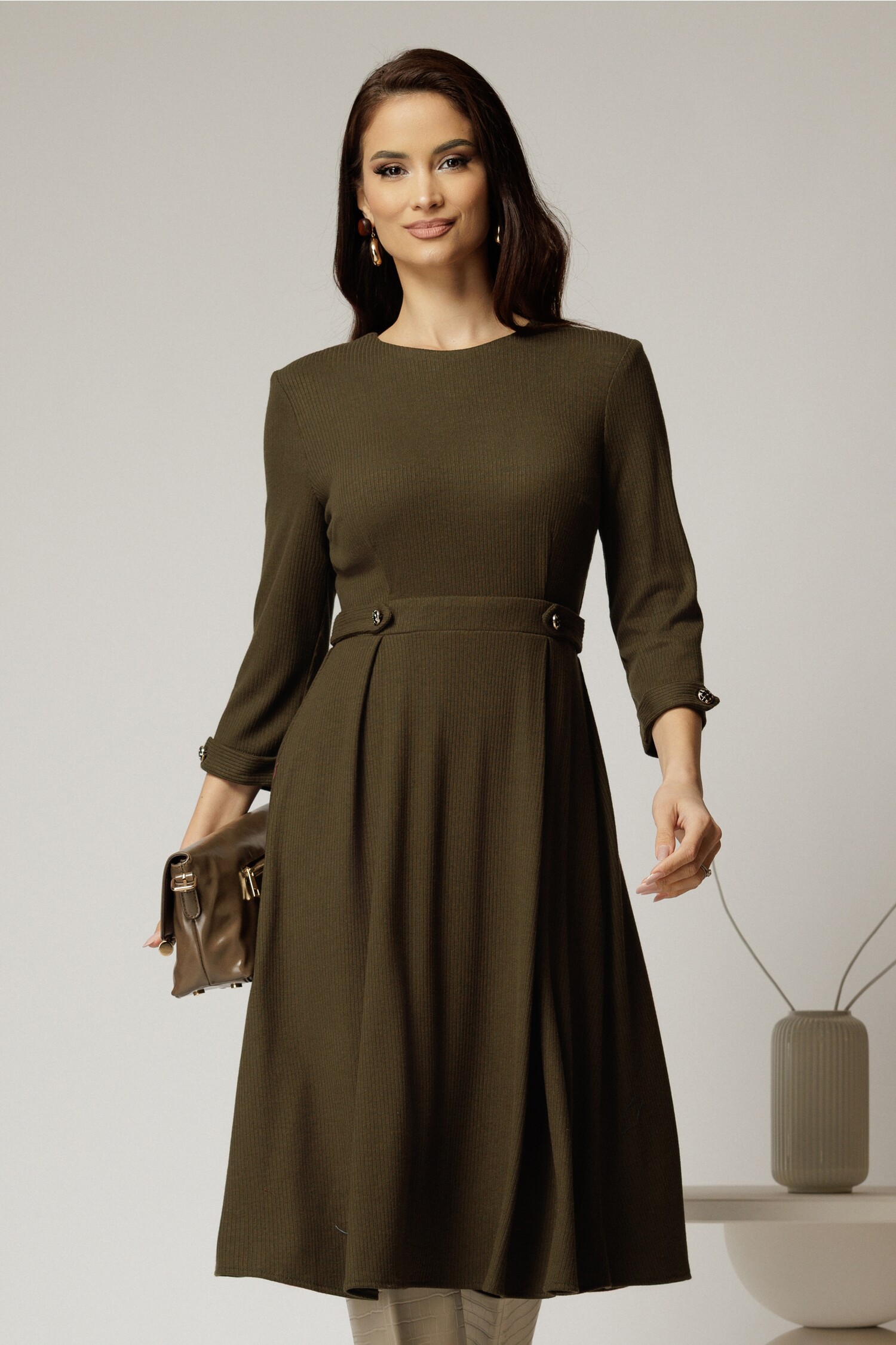 Rochie midi kaki DY fashion din tricot cu nasturi decorativi Rochie midi kaki DY fashion din tricot cu nasturi decorativi