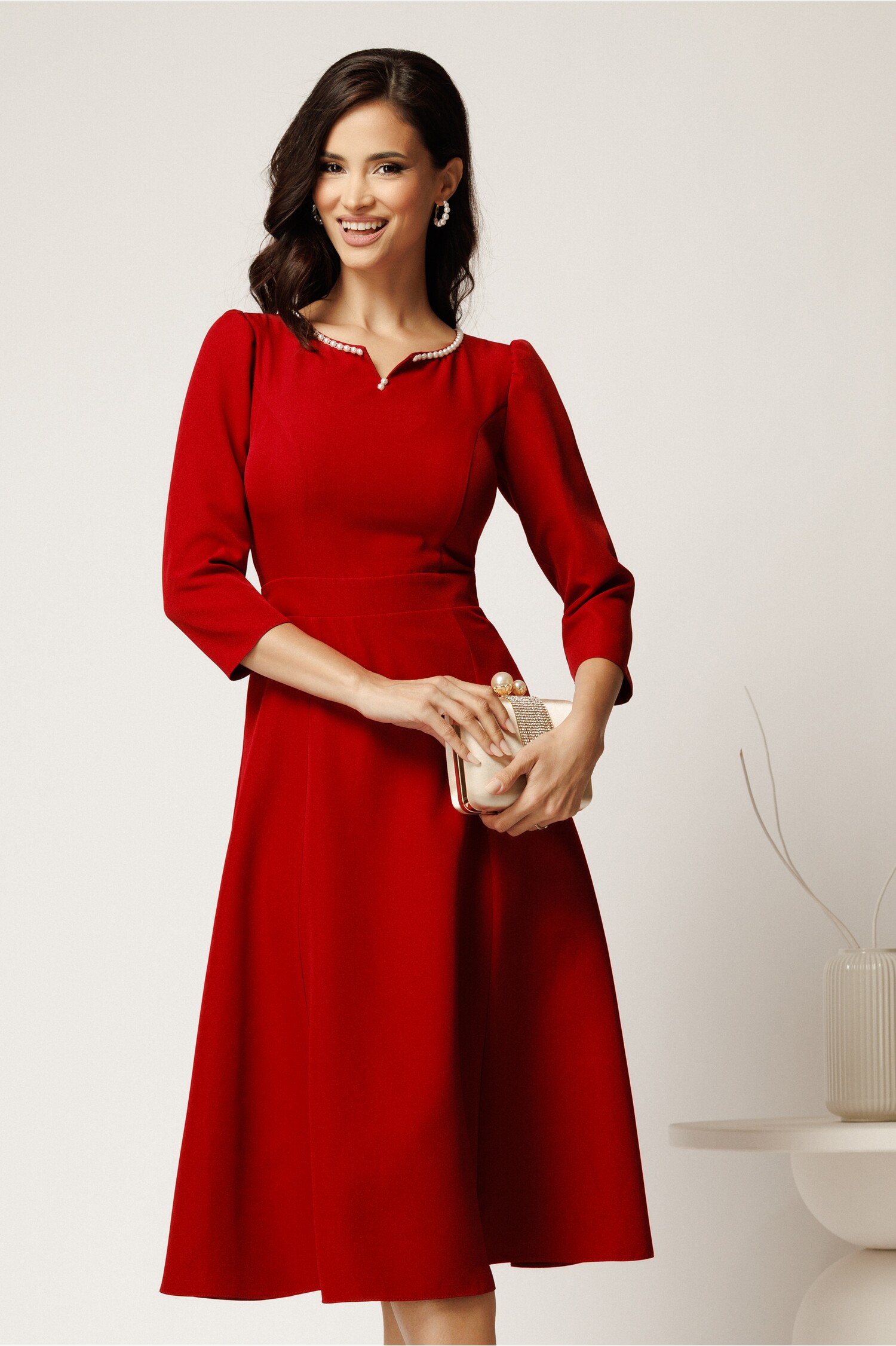Rochie DY fashion midi roșie clos cu perle la decolteu Rochie DY fashion midi roșie clos cu perle la decolteu