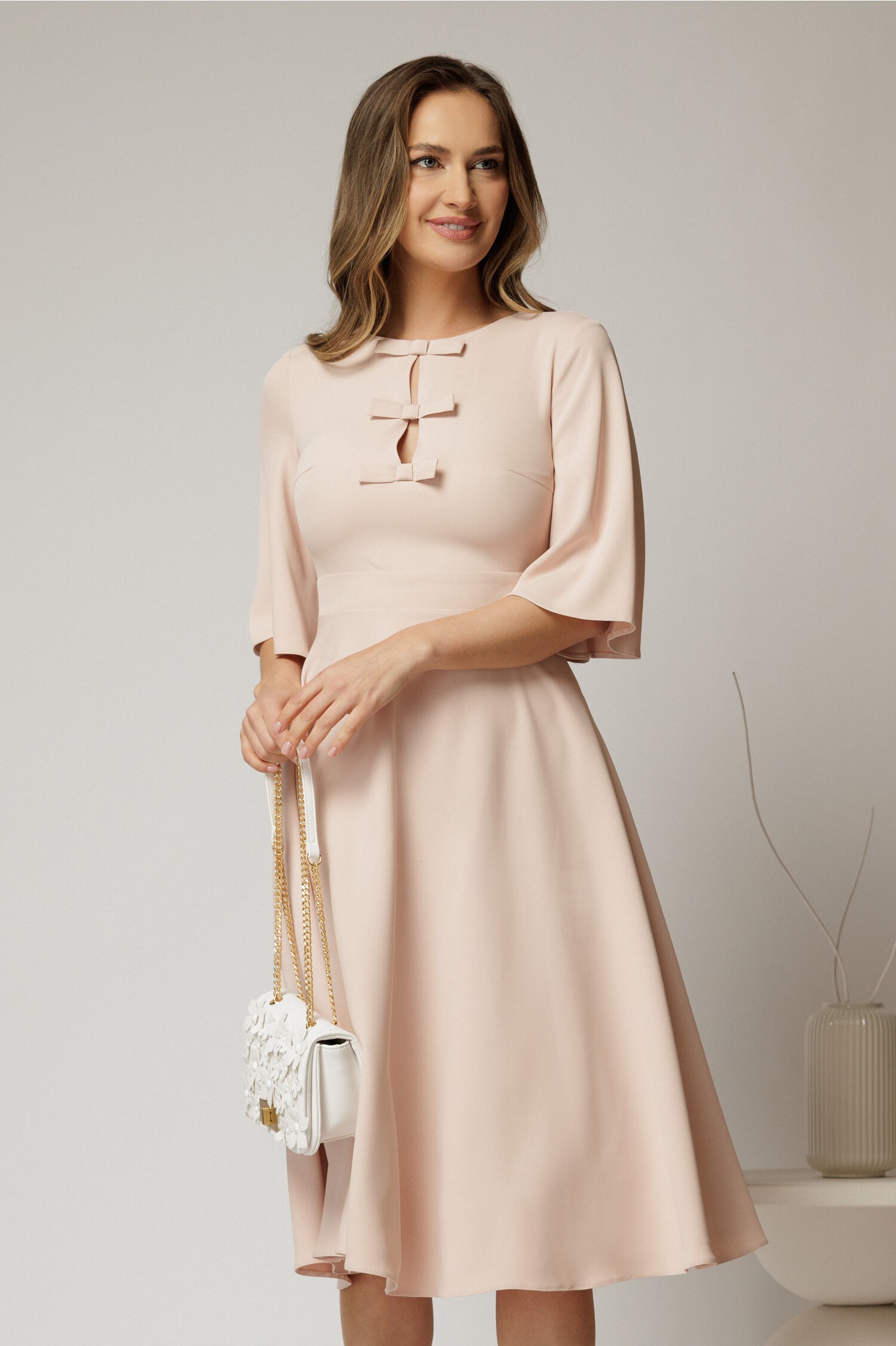 Rochie midi roz DY fashion cu mâneci evazate și funde pe bust Rochie midi roz DY fashion cu mâneci evazate și funde pe bust