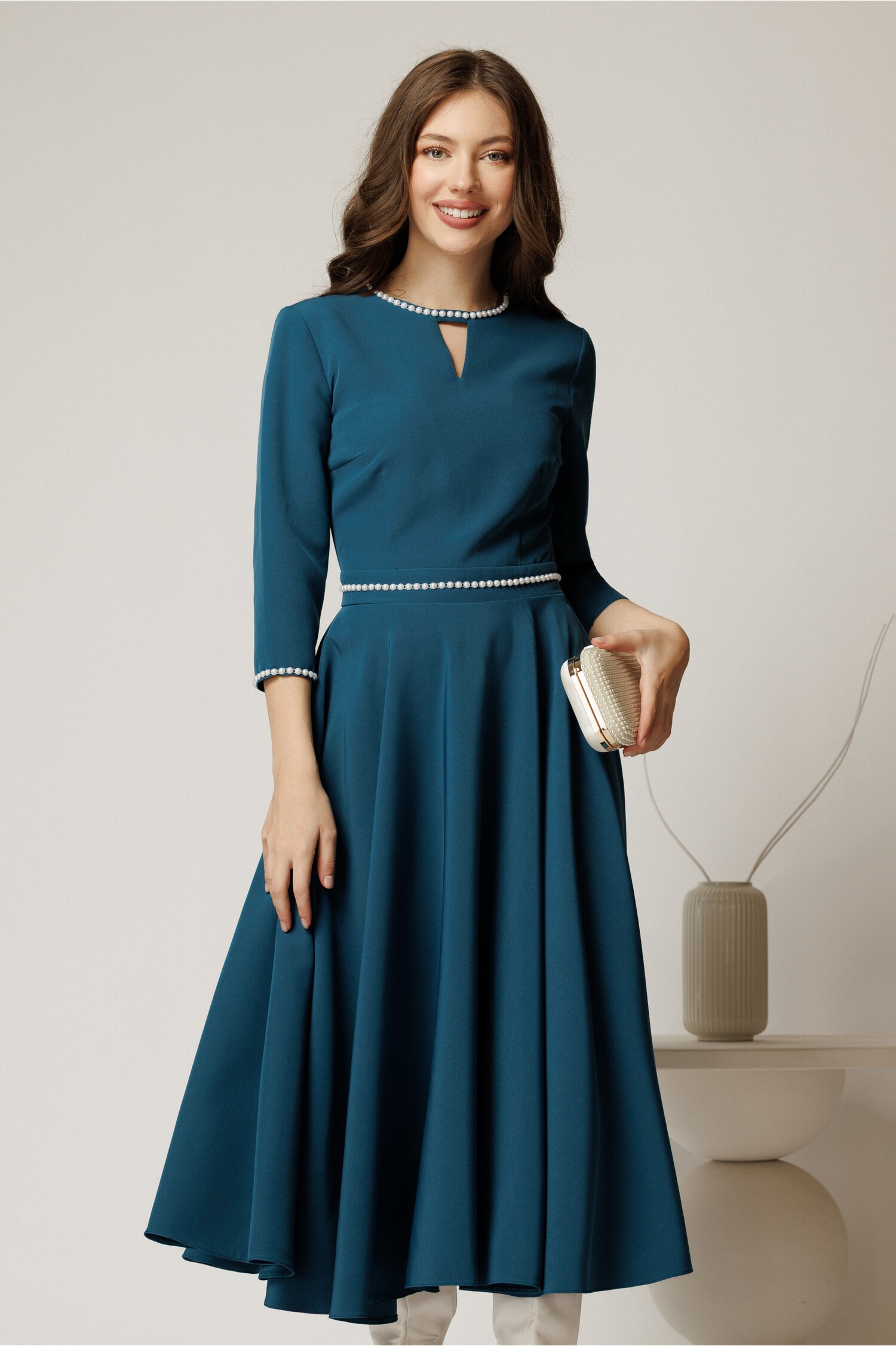 Rochie midi turcoaz DY fashion cu perle în talie și la decolteu Rochie midi turcoaz DY fashion cu perle în talie și la decolteu