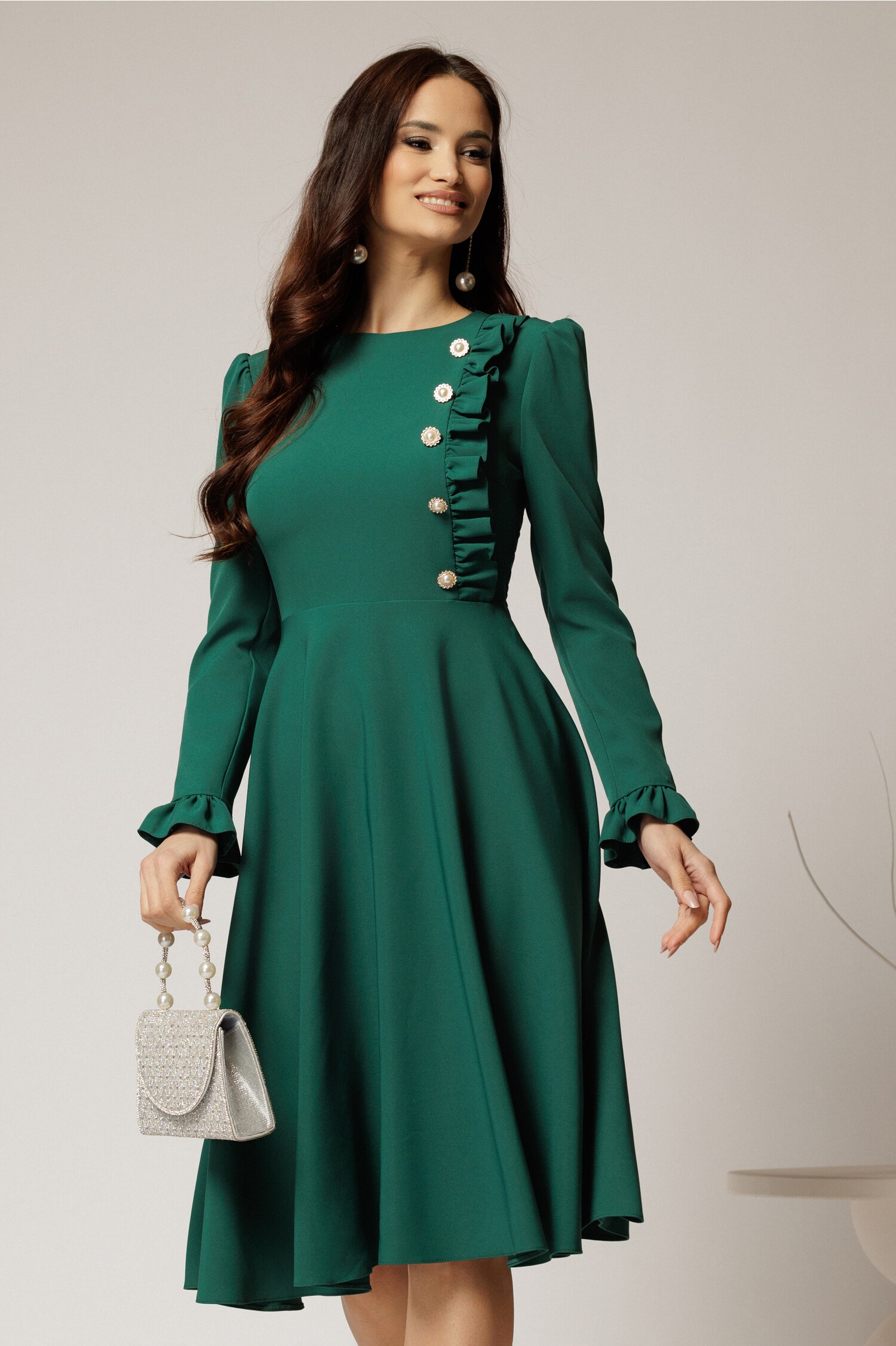Rochie midi verde DY fashion cu nasturi și volănașe la bust Rochie midi verde DY fashion cu nasturi și volănașe la bust