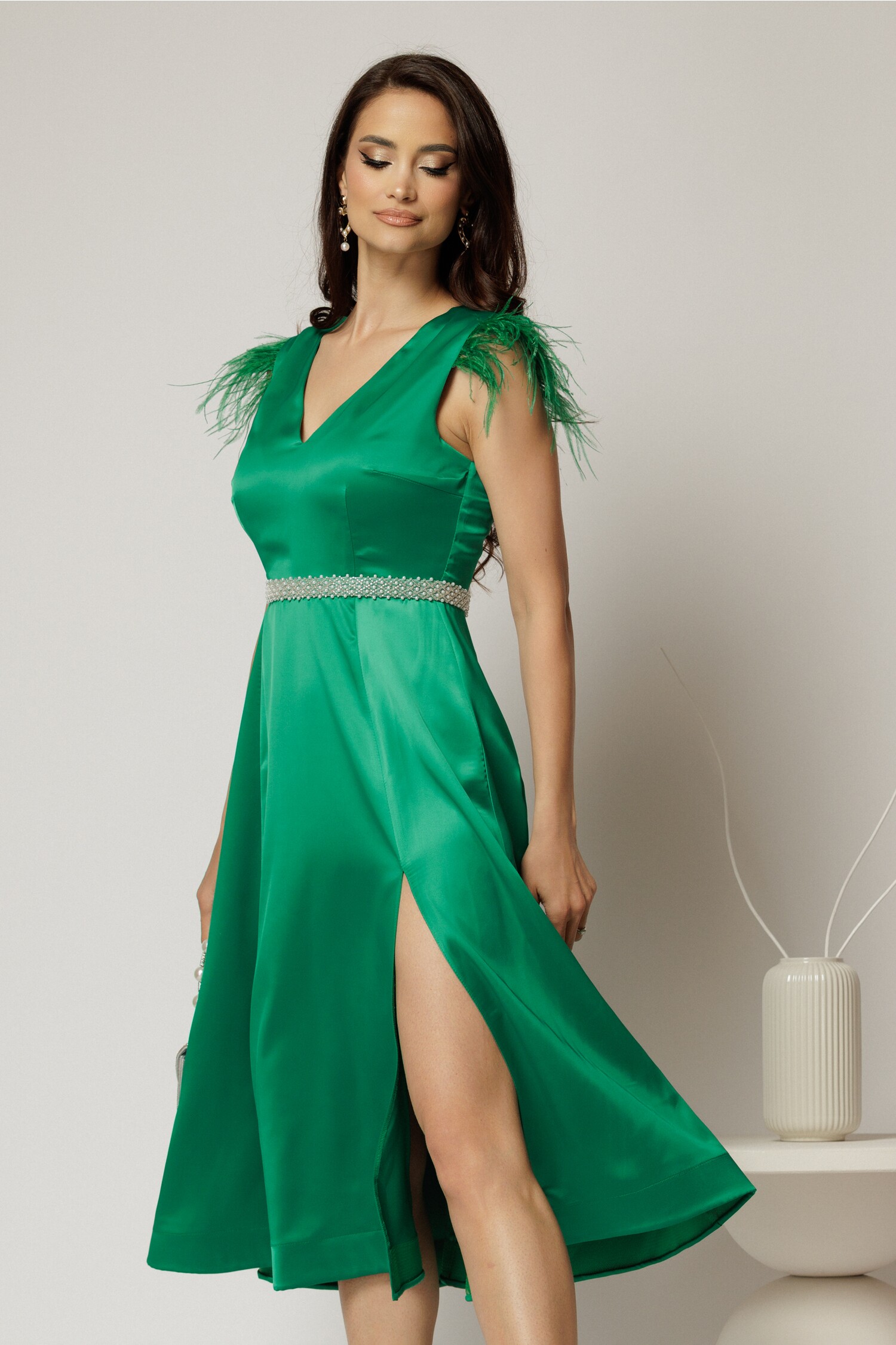 Rochie DY Fashion midi verde din tafta cu pene la umeri Rochie DY Fashion midi verde din tafta cu pene la umeri