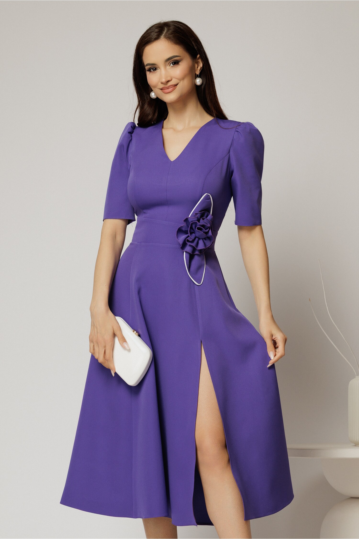 Rochie DY fashion mov midi cu detaliu floral pe talie și decolteu în v Rochie DY fashion mov midi cu detaliu floral pe talie și decolteu în v