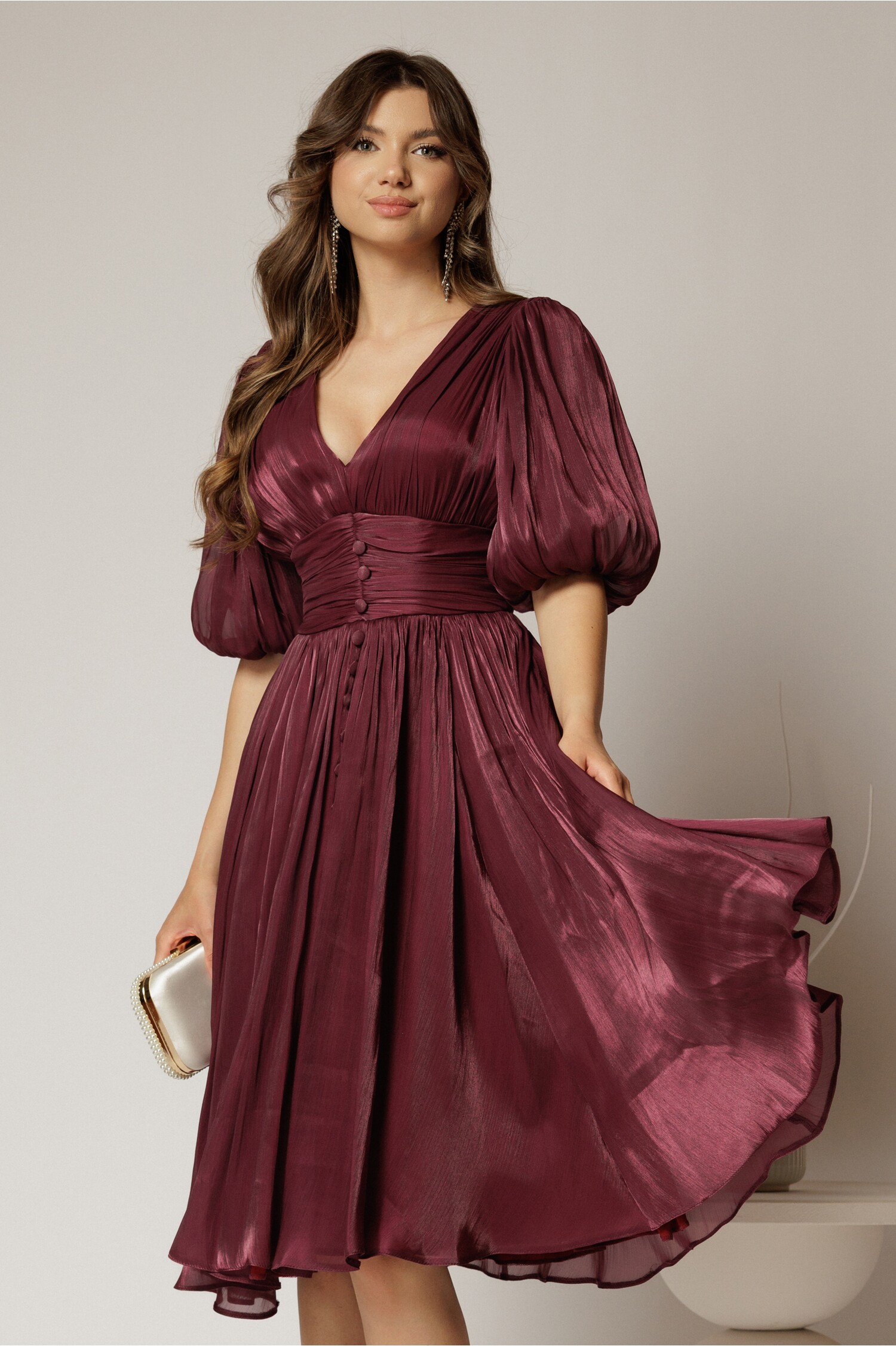 Rochie mov pruna cu decolteu adânc și nasturi din voal peliculizat – DY Fashion Rochie mov pruna cu decolteu adânc și nasturi din voal peliculizat – DY Fashion