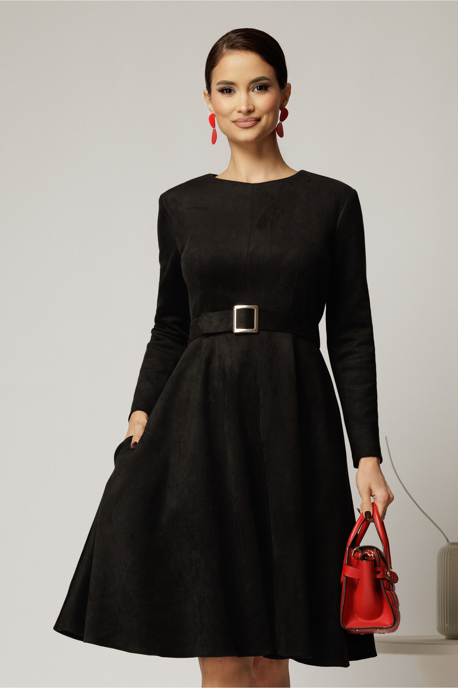 Rochie DY fashion neagră clos din piele întoarsă cu curea Rochie DY fashion neagră clos din piele întoarsă cu curea