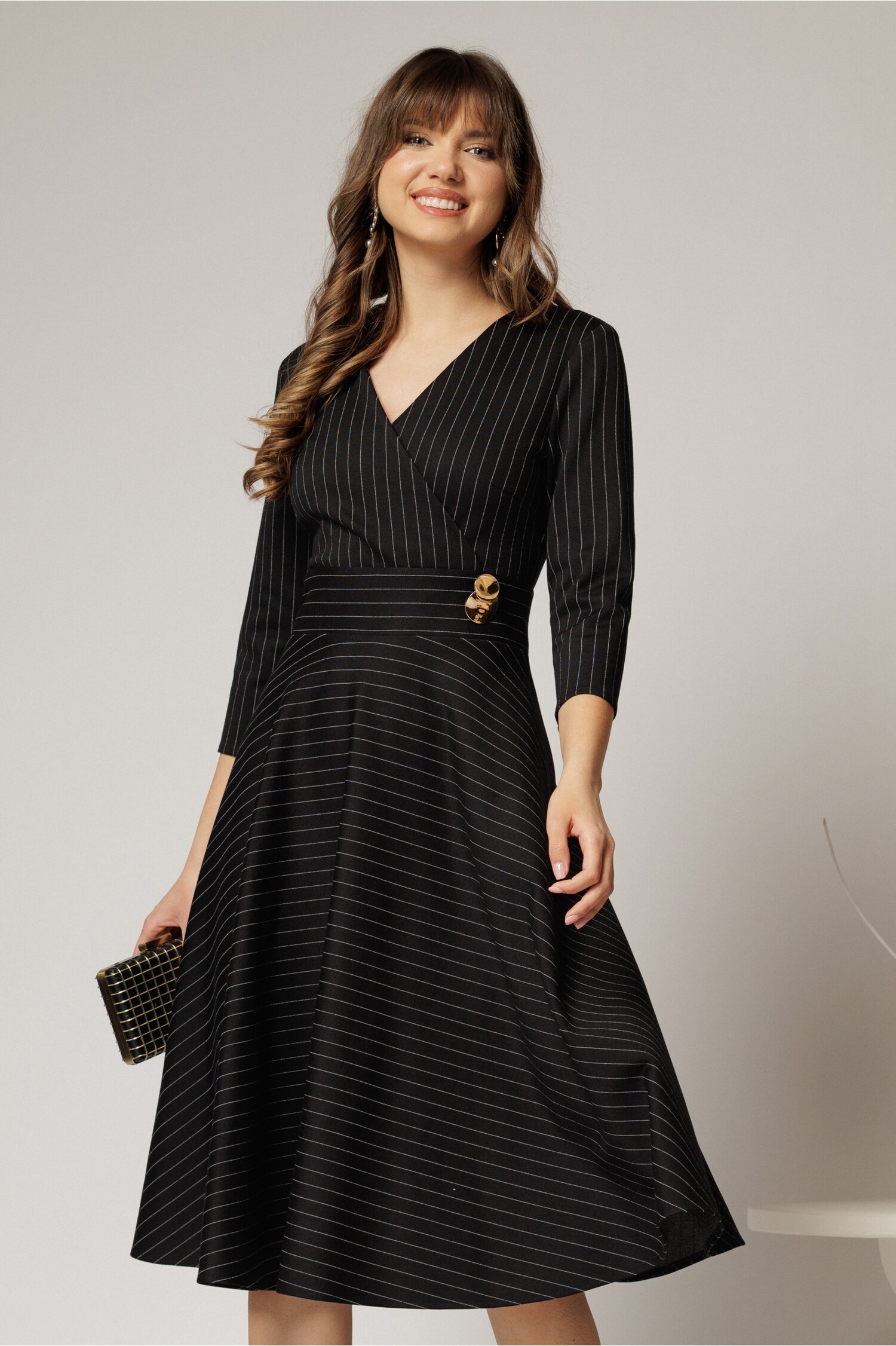 Rochie midi DY fashion neagră cu dungi și detaliu auriu în talie Rochie midi DY fashion neagră cu dungi și detaliu auriu în talie