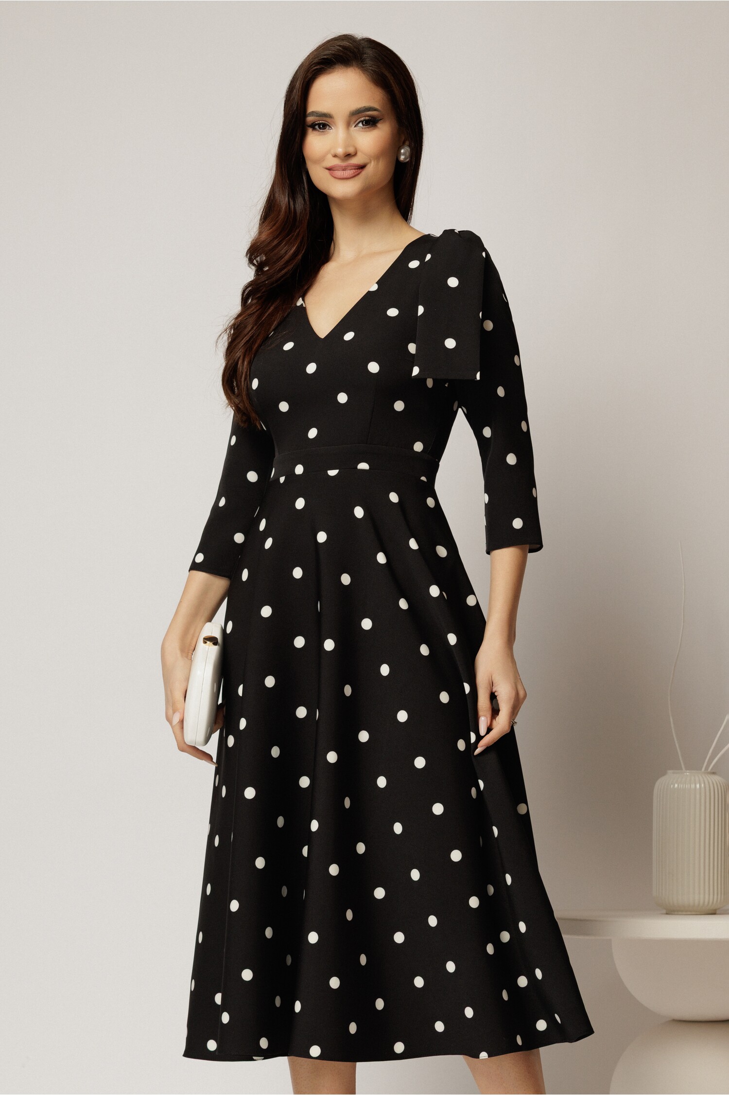 Rochie neagră DY fashion cu buline albe și fundă pe umăr Rochie neagră DY fashion cu buline albe și fundă pe umăr