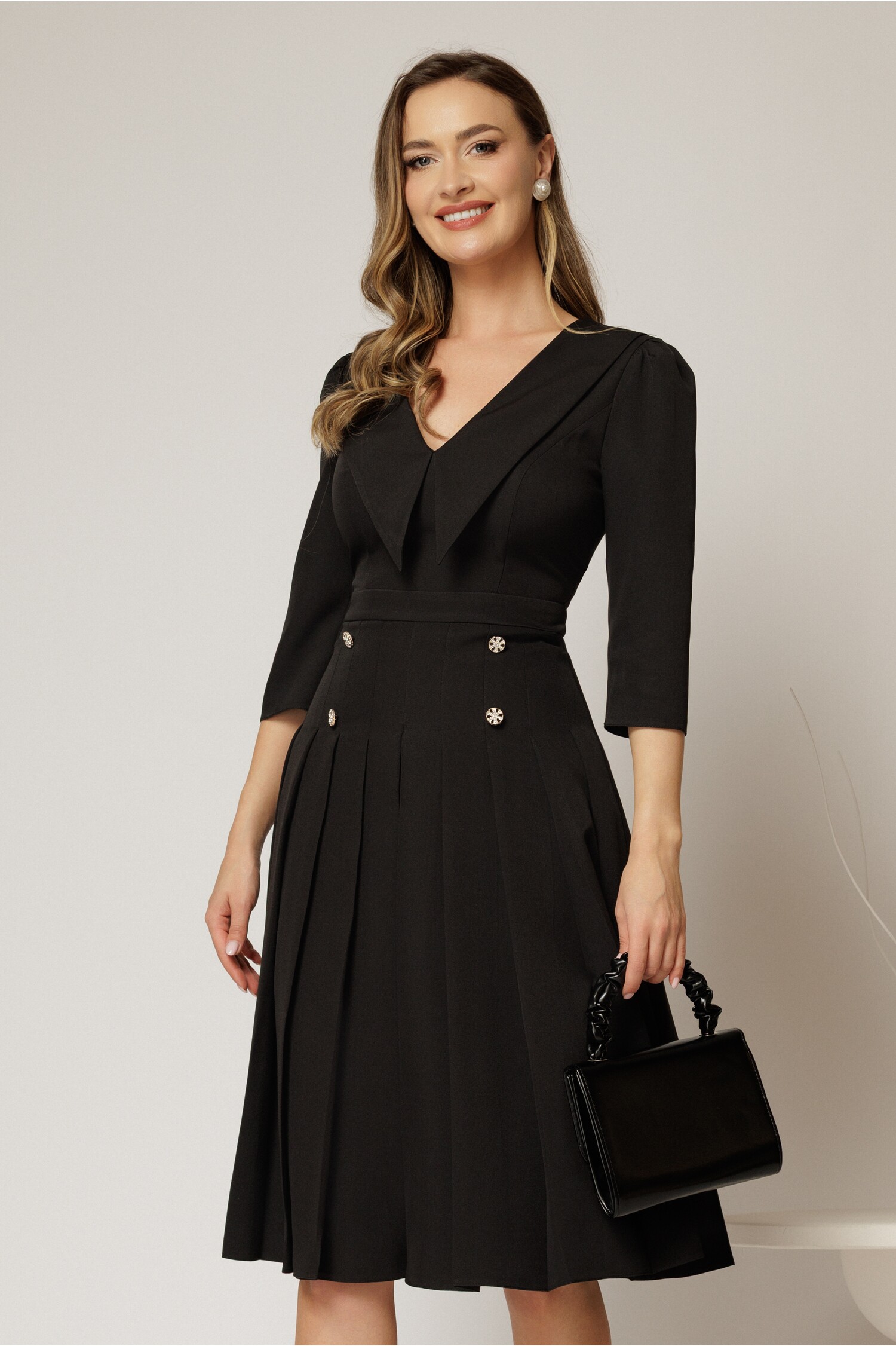 Rochie neagră DY fashion cu decolteu adânc și fustă plisată Rochie neagră DY fashion cu decolteu adânc și fustă plisată