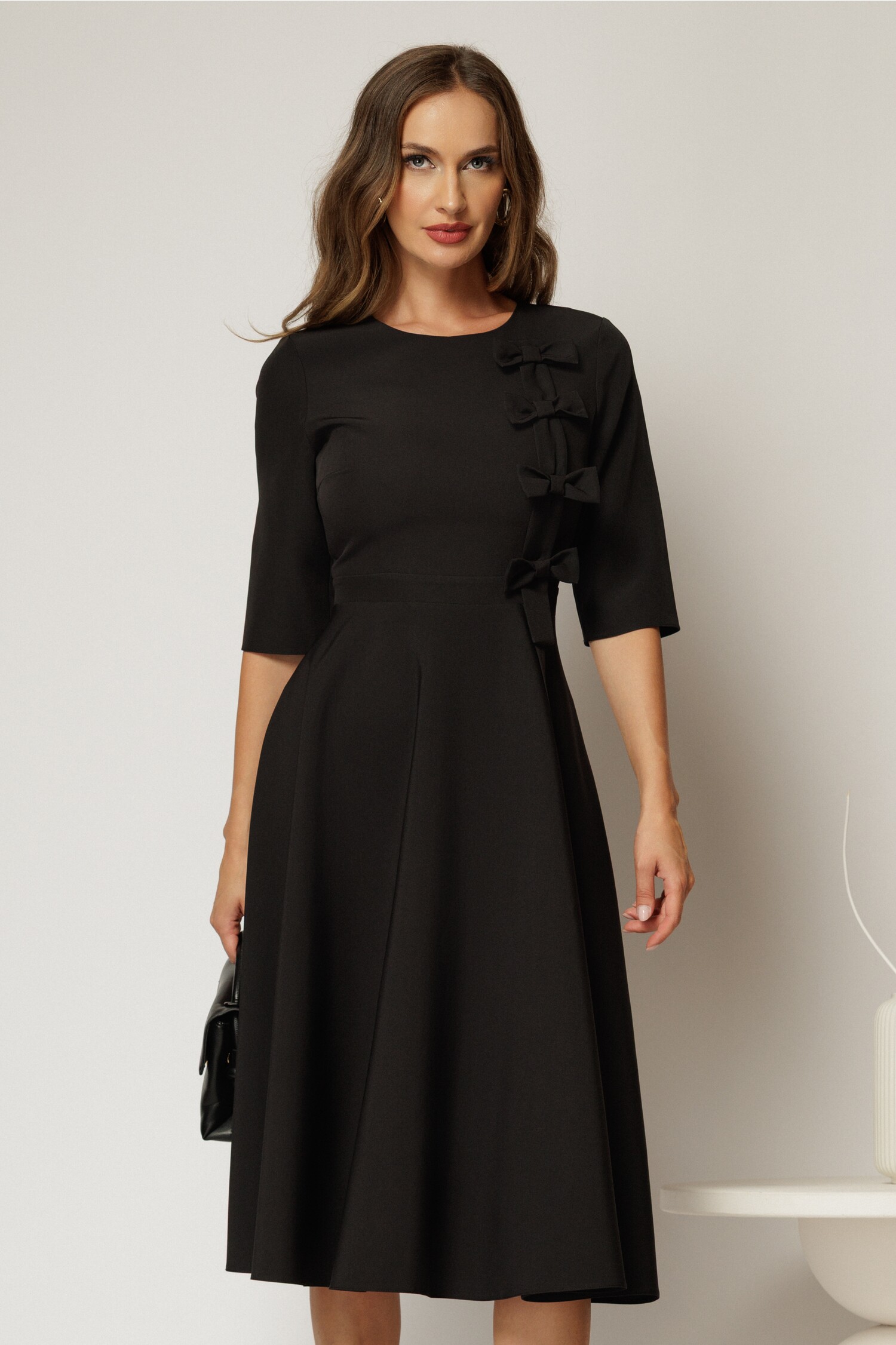 Rochie neagră cu funde pe bust și mâneci trei sferturi – DY Fashion Rochie neagră cu funde pe bust și mâneci trei sferturi – DY Fashion