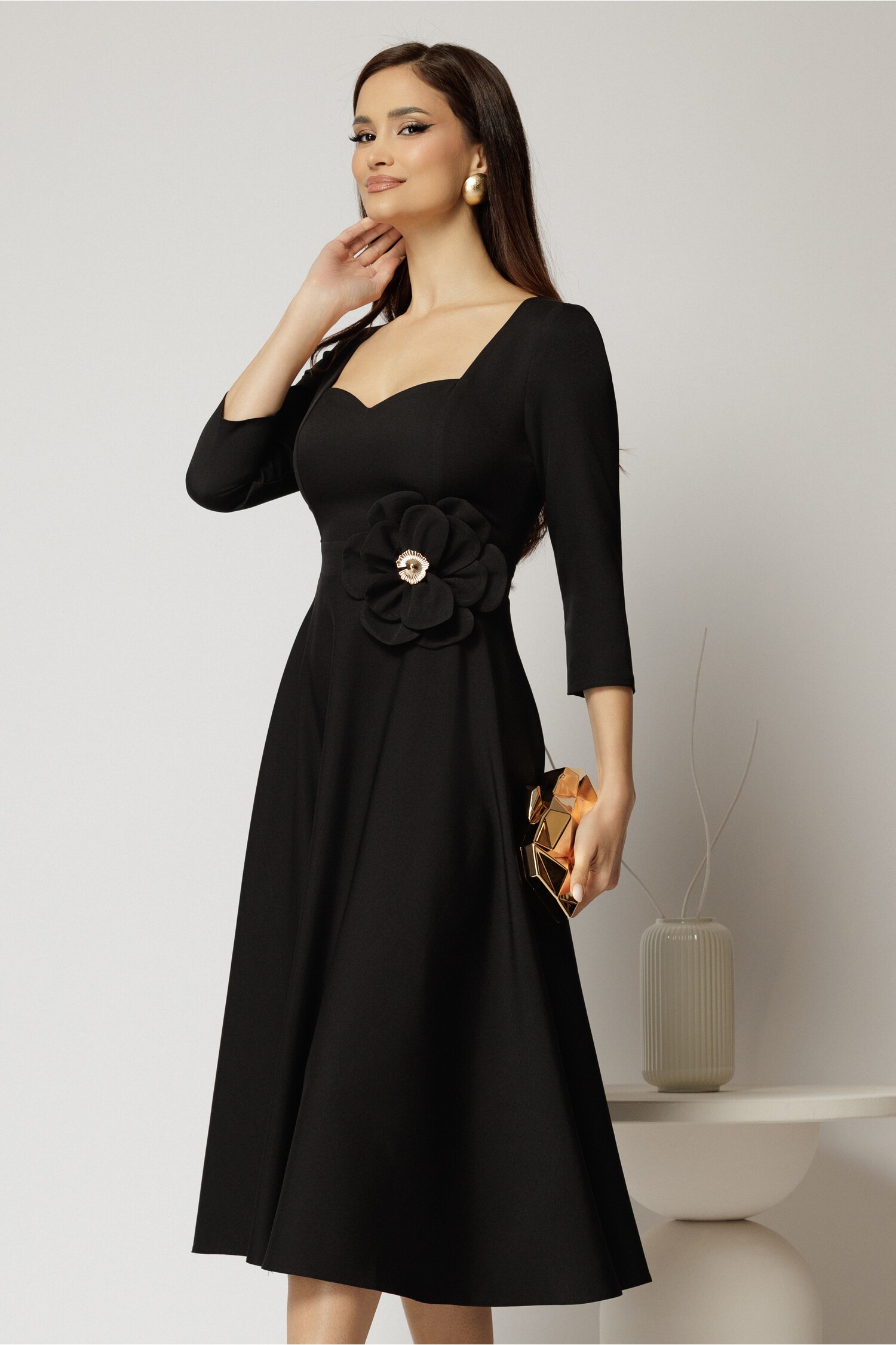 Rochie neagră de ocazie DY fashion cu decolteu în inimă și detaliu floral pe talie Rochie neagră de ocazie DY fashion cu decolteu în inimă și detaliu floral pe talie