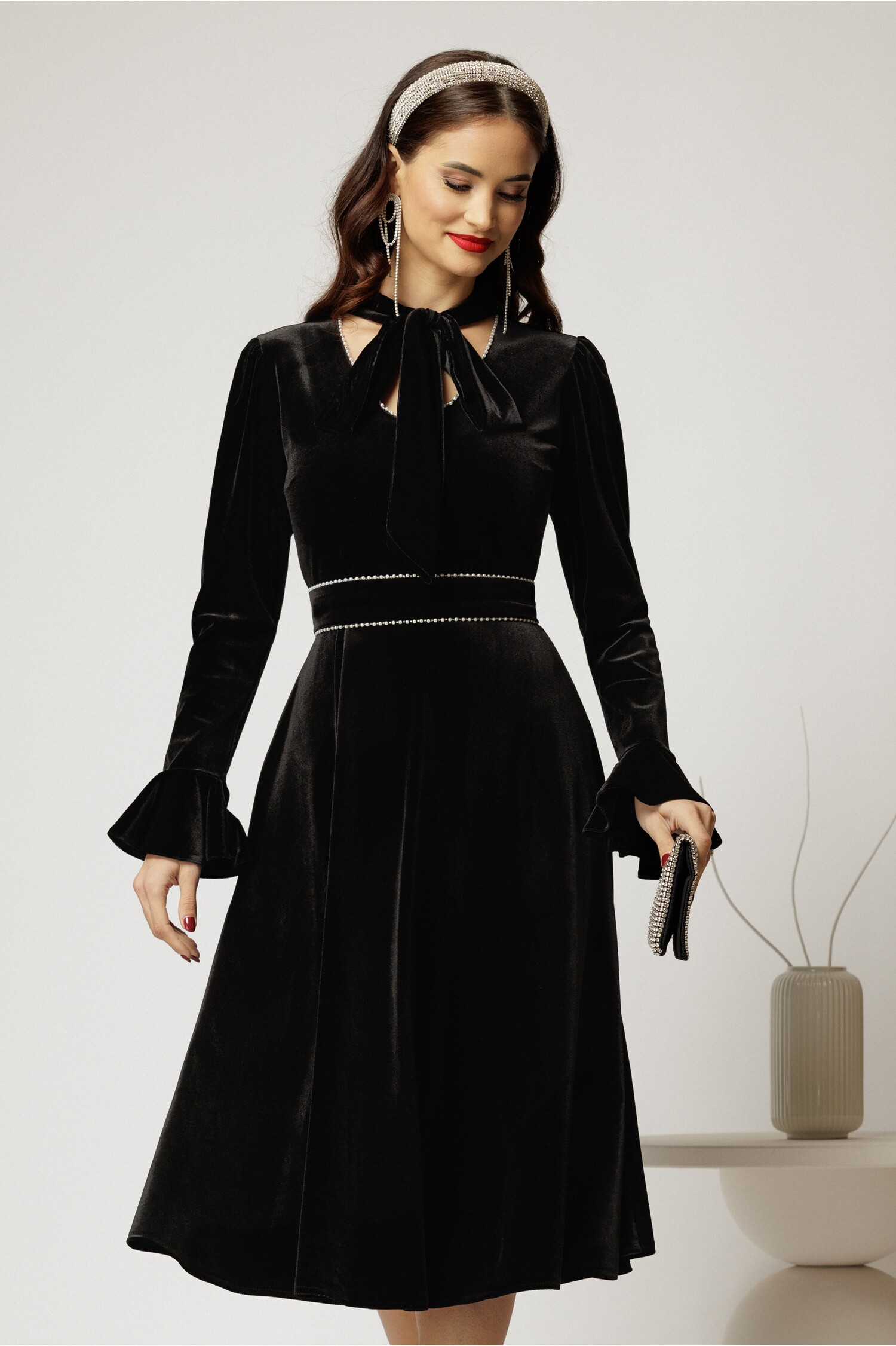 Rochie DY fashion din catifea neagră cu perlute și cordon detașabil Rochie DY fashion din catifea neagră cu perlute și cordon detașabil