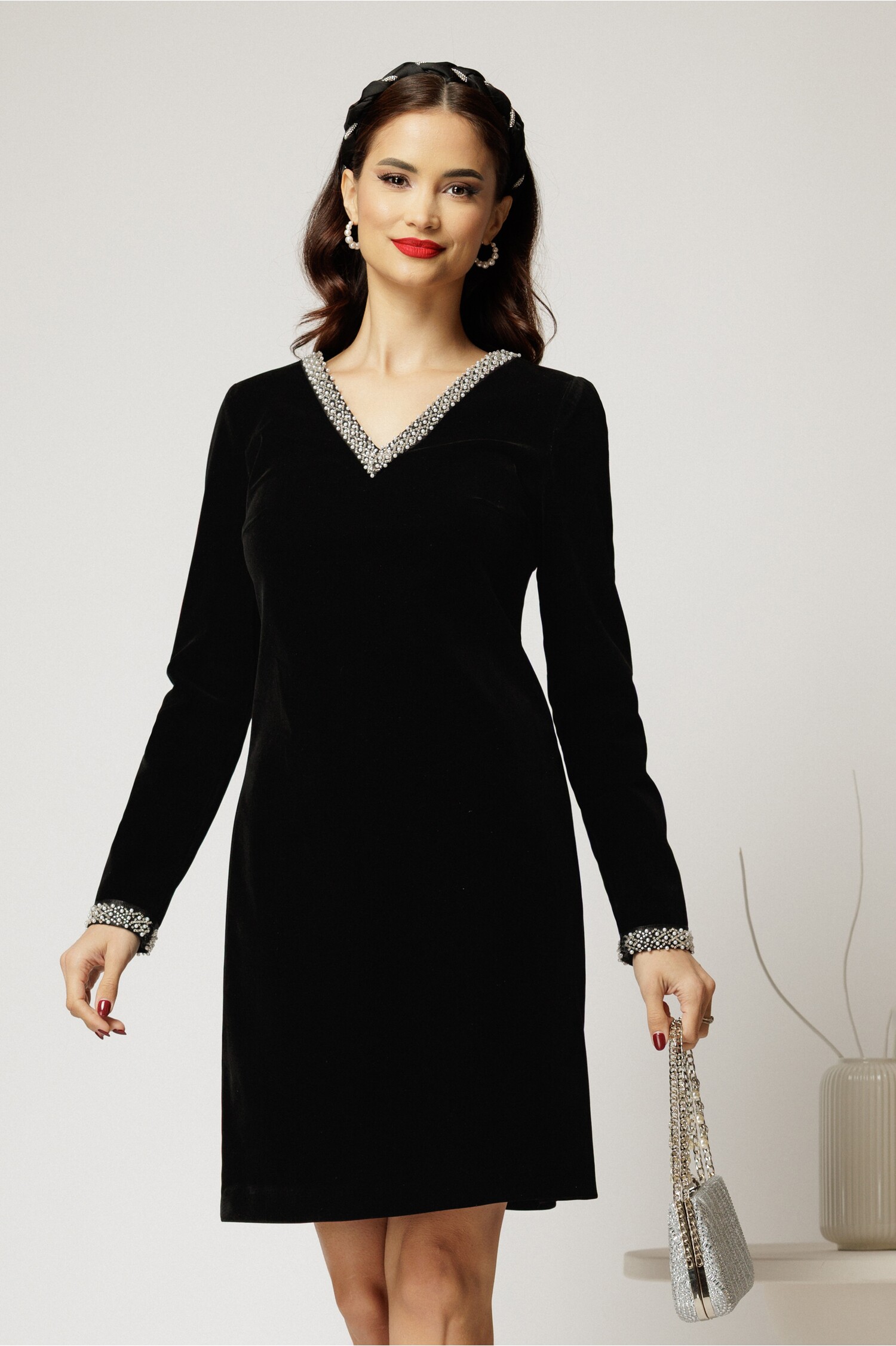 Rochie neagră DY fashion din catifea fixă cu perle Rochie neagră DY fashion din catifea fixă cu perle
