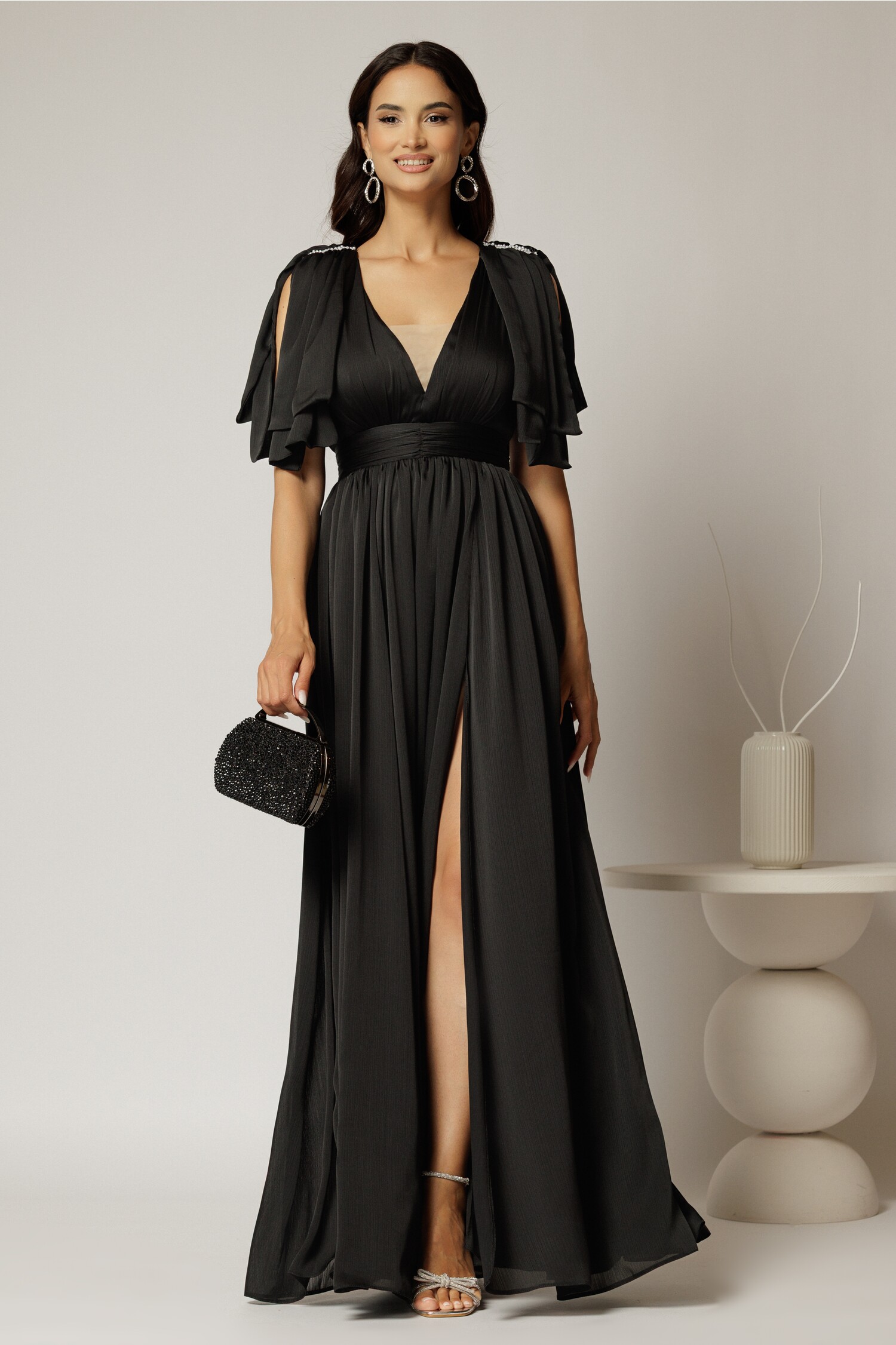Rochie lungă neagră de seară cu decolteu adânc și funde ample – DY Fashion Rochie lungă neagră de seară cu decolteu adânc și funde ample – DY Fashion