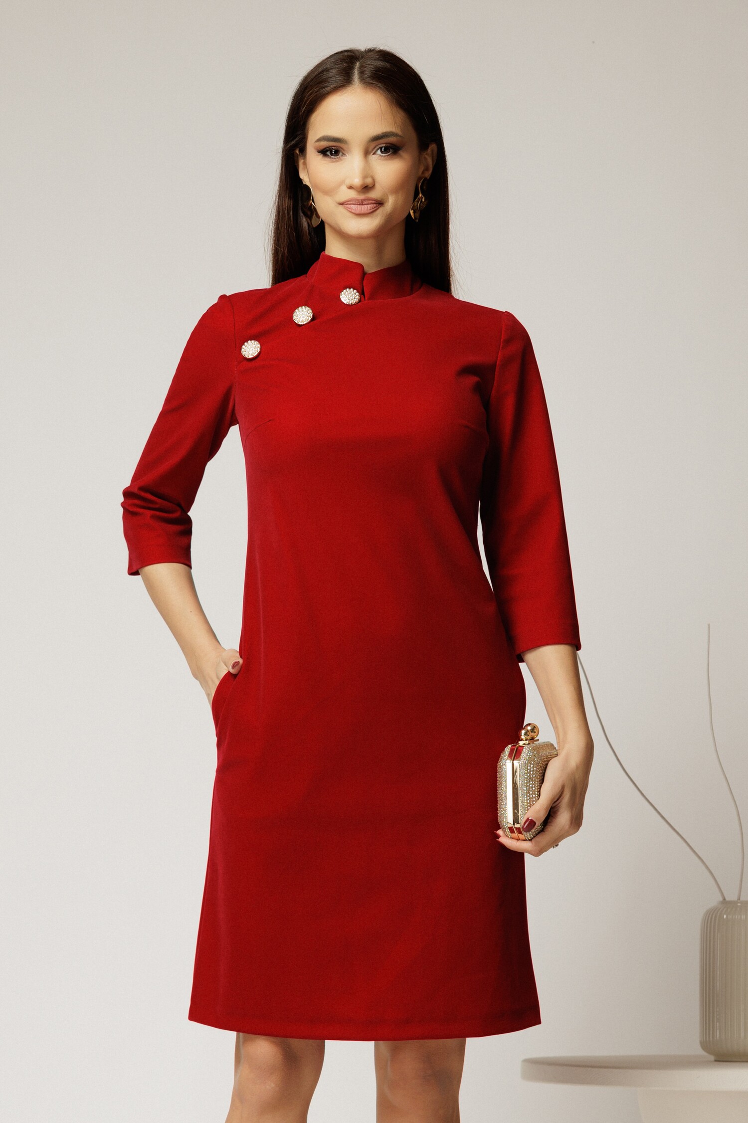 Rochie roșie din catifea fixă cu guler tunică și nasturi – DY Fashion Rochie roșie din catifea fixă cu guler tunică și nasturi – DY Fashion