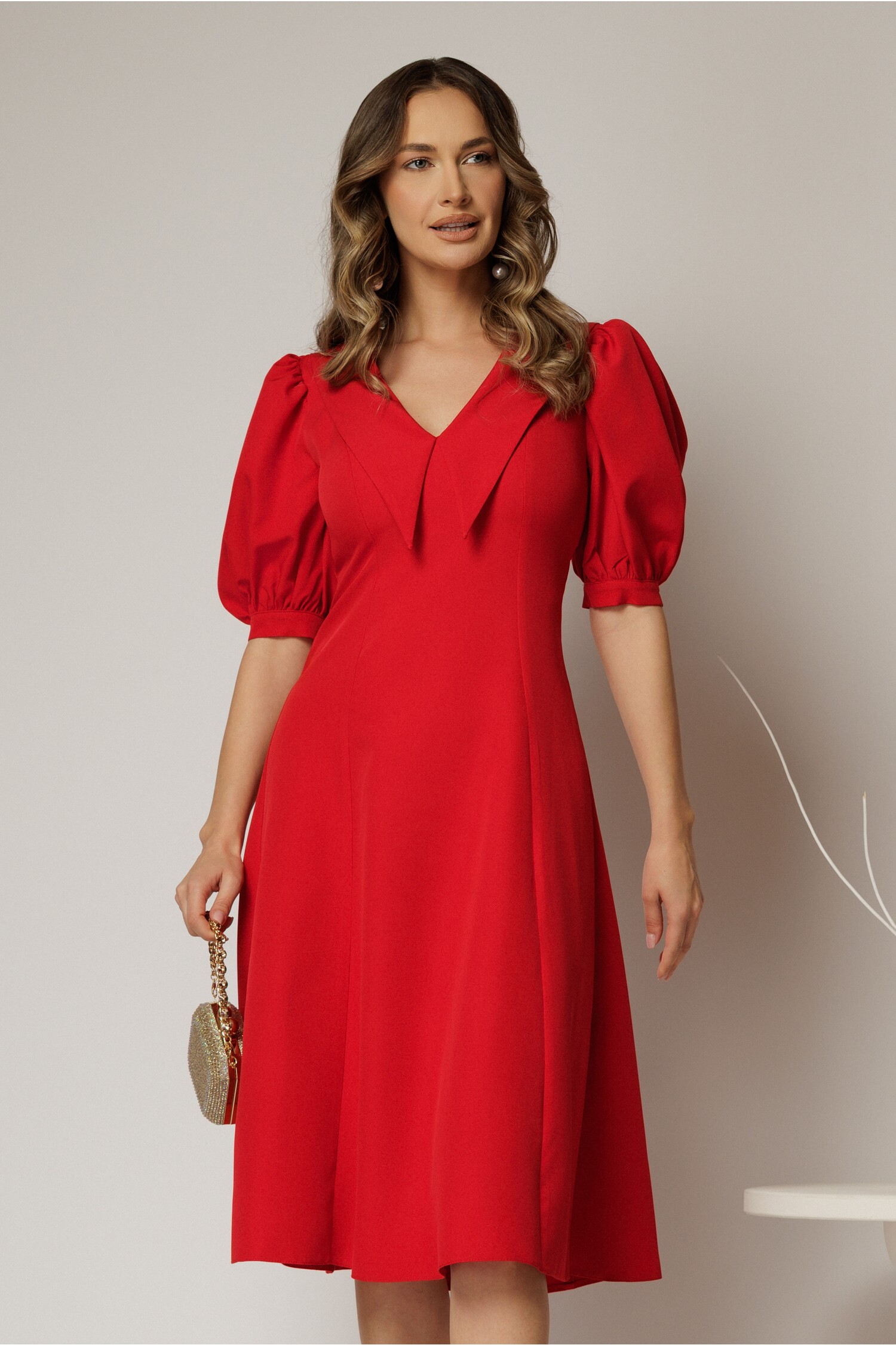 Rochie midi roșie în clini cu guler ascuțit și mâneci scurte bufante – DY Fashion Rochie midi roșie în clini cu guler ascuțit și mâneci scurte bufante – DY Fashion