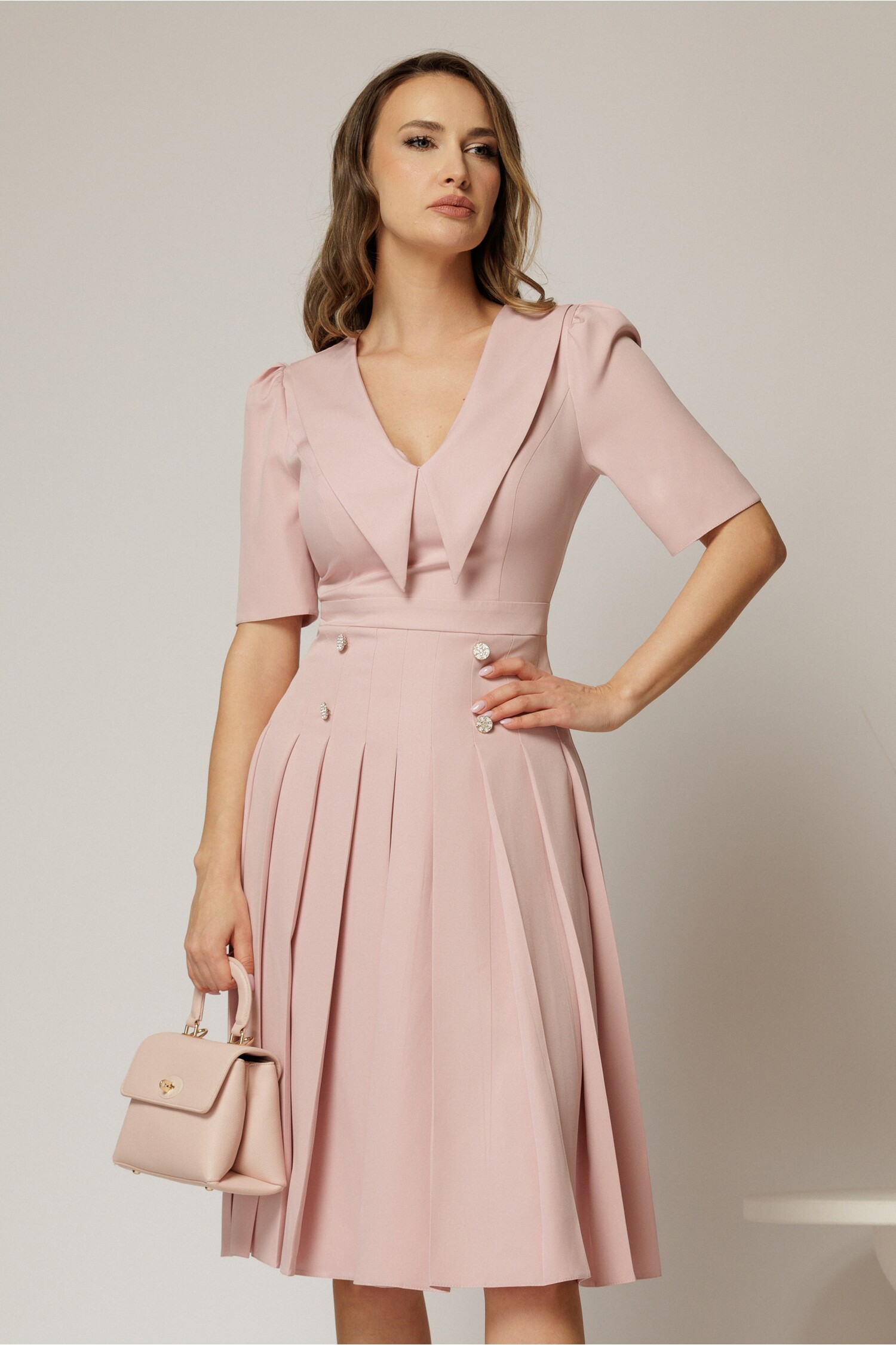 Rochie DY fashion roz cu decolteu adânc și fustă plisată Rochie DY fashion roz cu decolteu adânc și fustă plisată