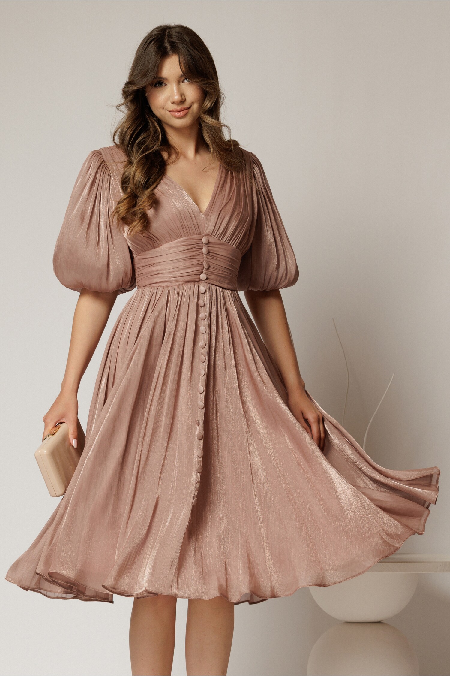 Rochie roz cu decolteu adânc și nasturi din voal peliculizat – DY Fashion Rochie roz cu decolteu adânc și nasturi din voal peliculizat – DY Fashion