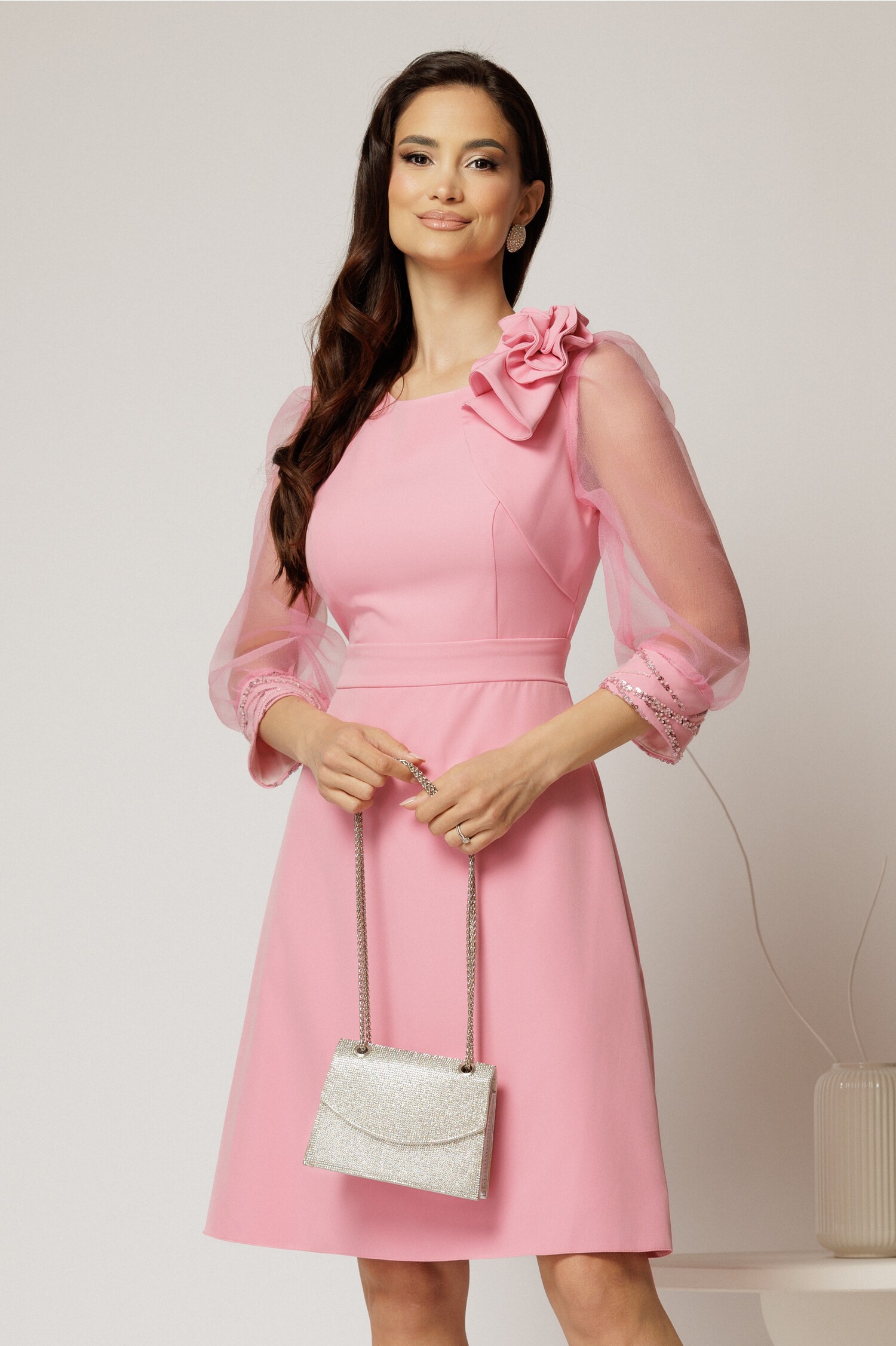 Rochie roz DY fashion cu mâneci din organza și detaliu floral Rochie roz DY fashion cu mâneci din organza și detaliu floral