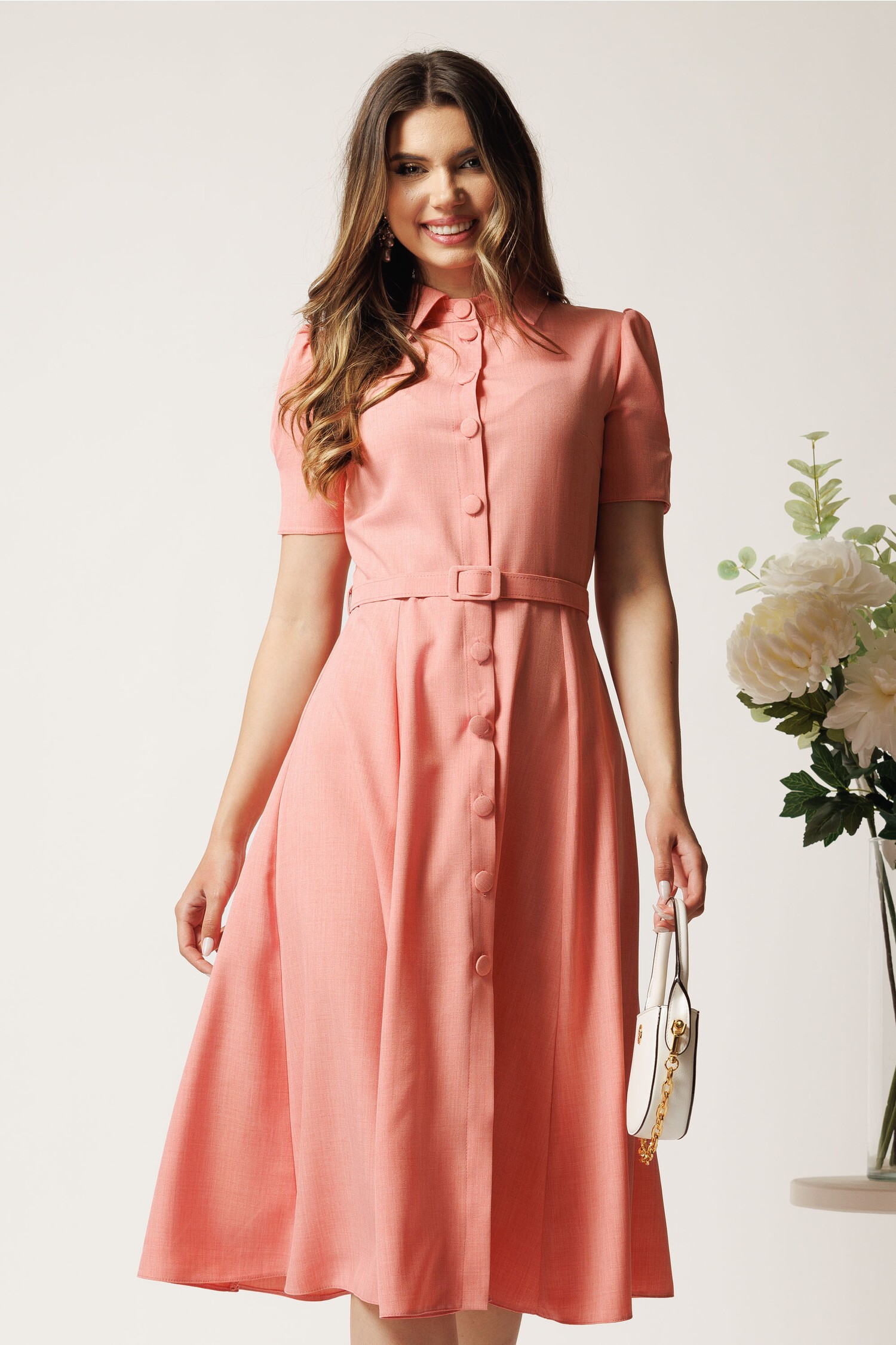 Rochie DY fashion roz în clos cu nasturi și curea Rochie DY fashion roz în clos cu nasturi și curea