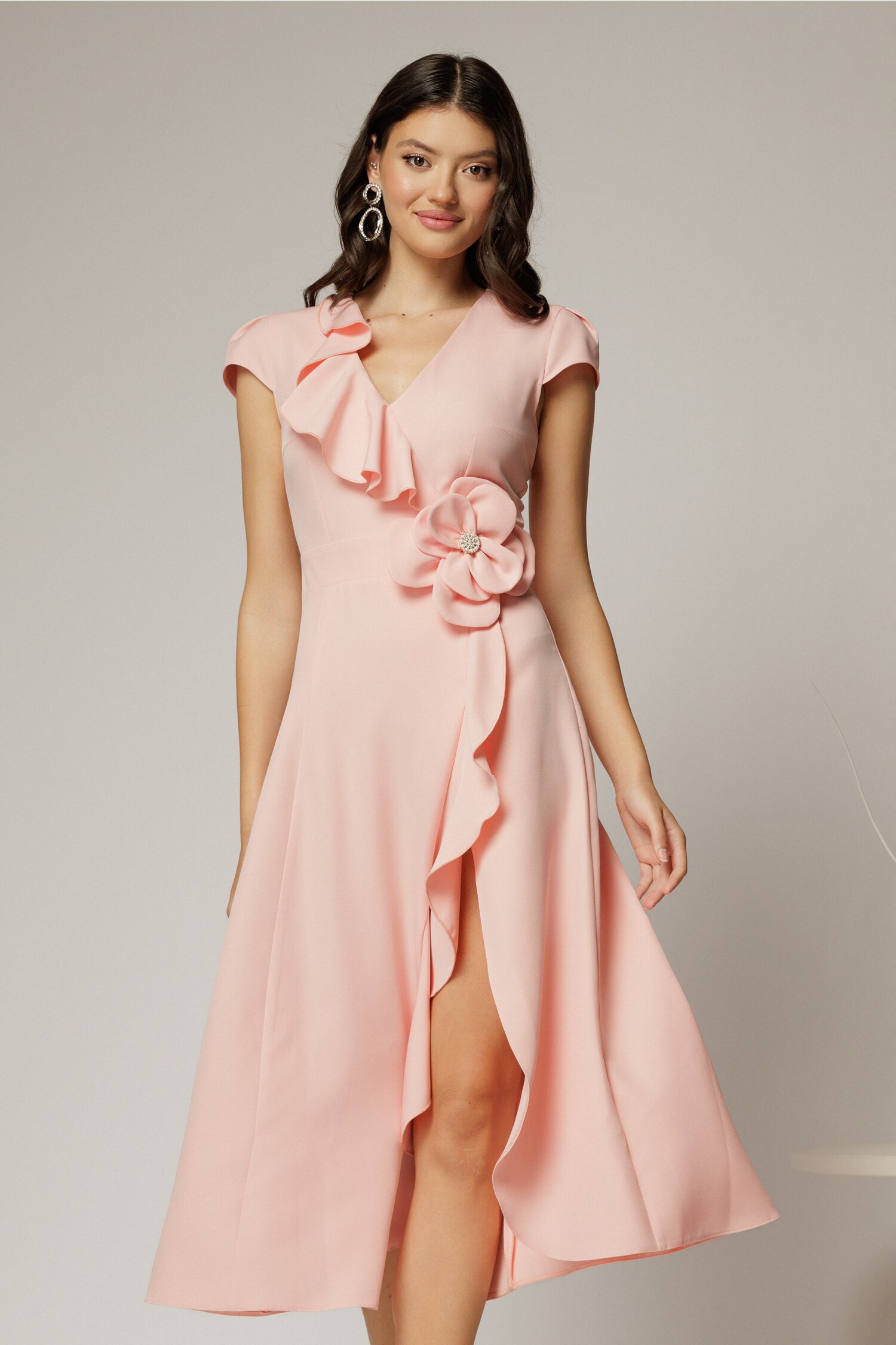 Rochie midi roz cu volanas și detaliu floral – DY Fashion Rochie midi roz cu volanas și detaliu floral – DY Fashion