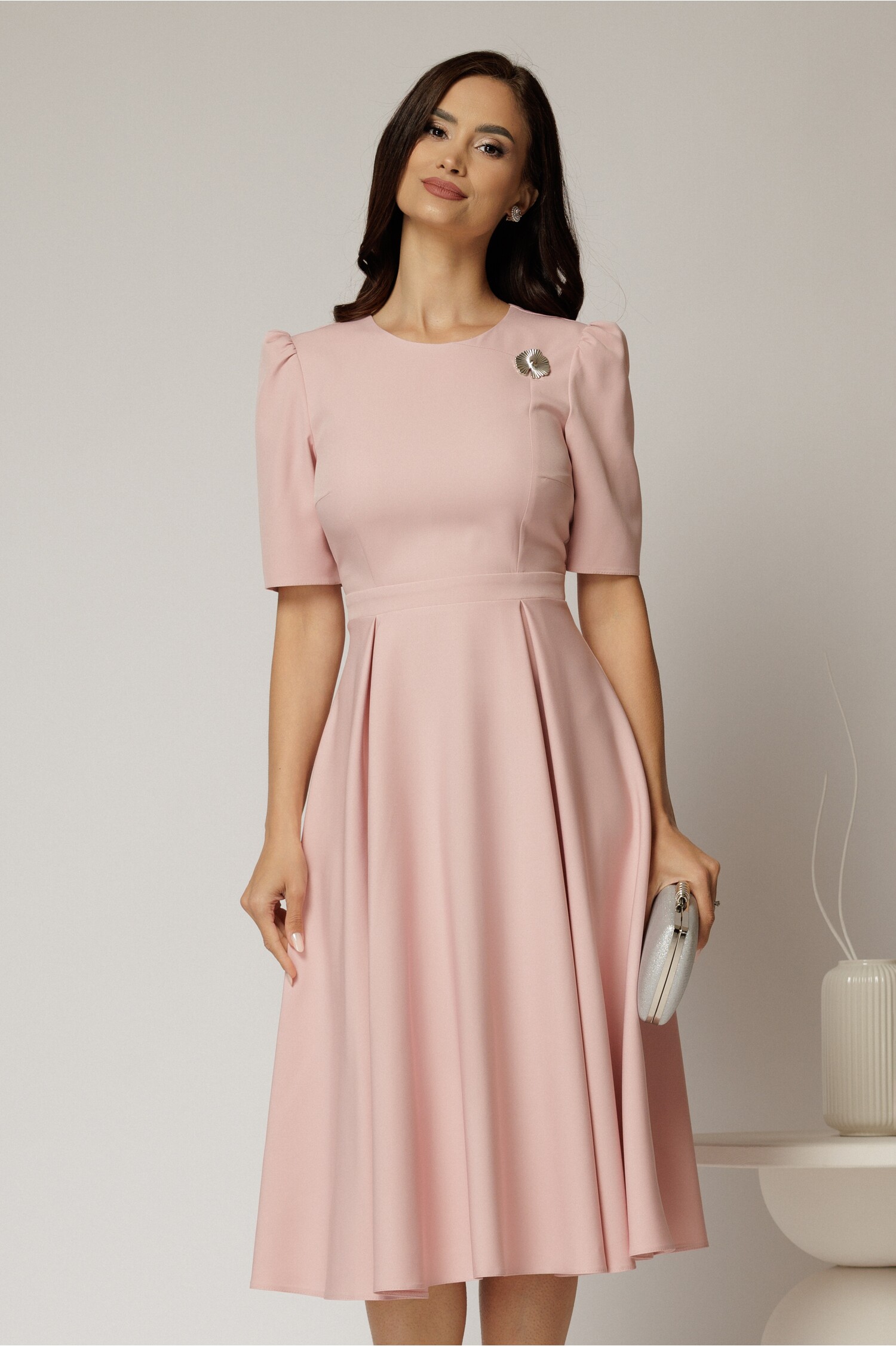 Rochie midi roz DY fashion cu pliuri pe fustă și detaliu la bust Rochie midi roz DY fashion cu pliuri pe fustă și detaliu la bust