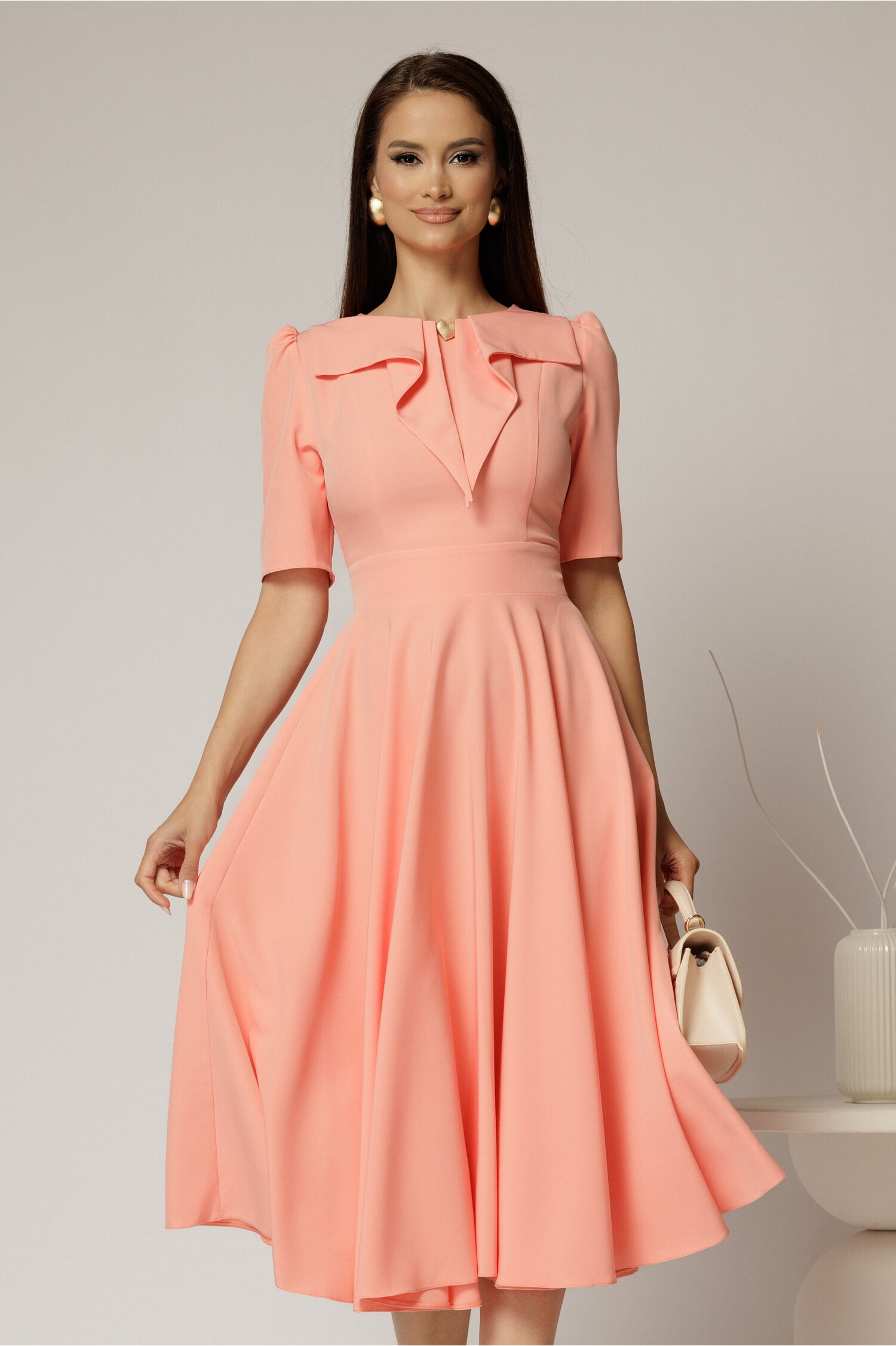 Rochie roz somon cu guler amplu și detaliu inimă – DY Fashion Rochie roz somon cu guler amplu și detaliu inimă – DY Fashion
