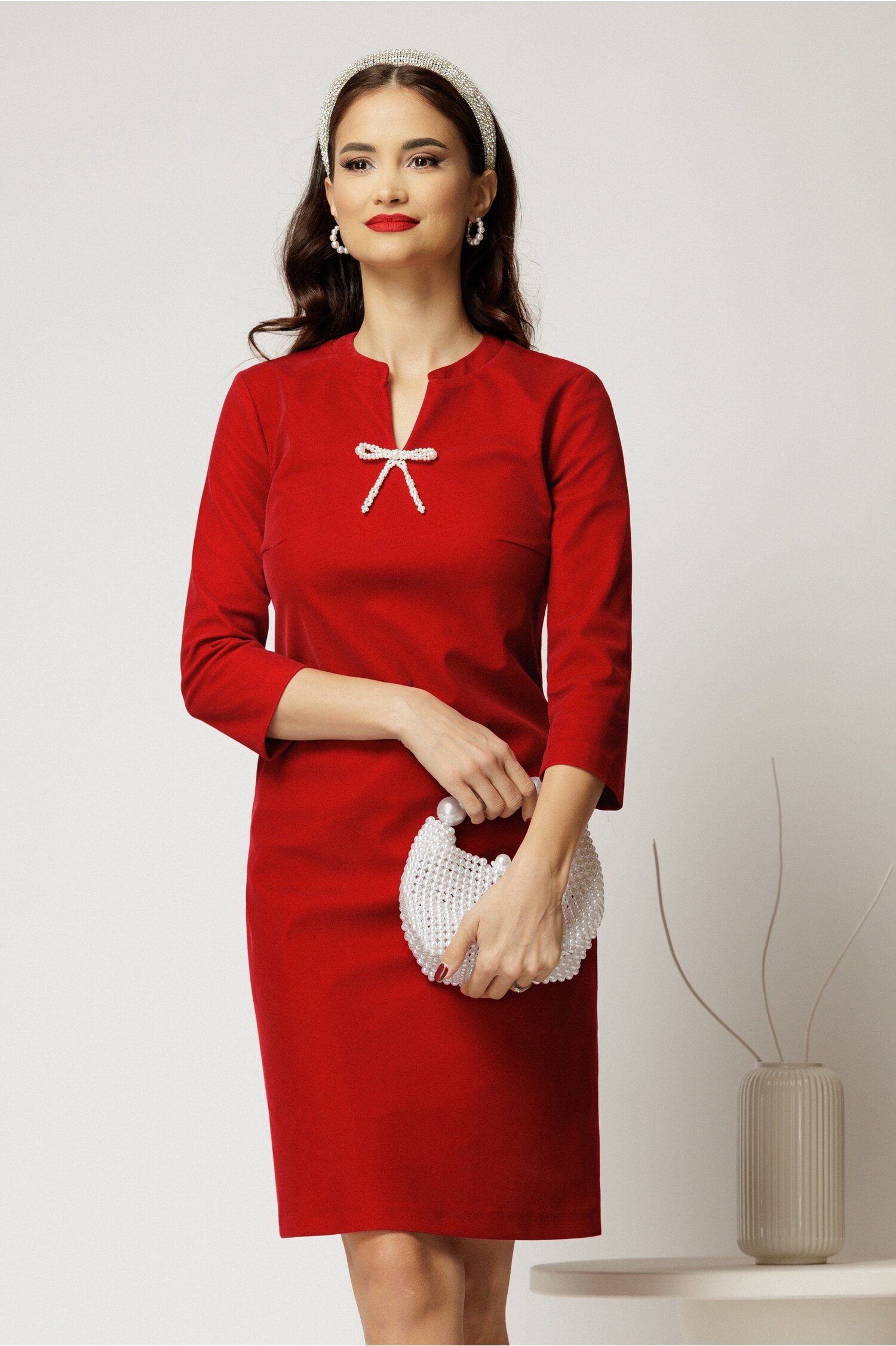 Rochie bordo DY fashion scurtă din catifea cu fundă de perle Rochie bordo DY fashion scurtă din catifea cu fundă de perle