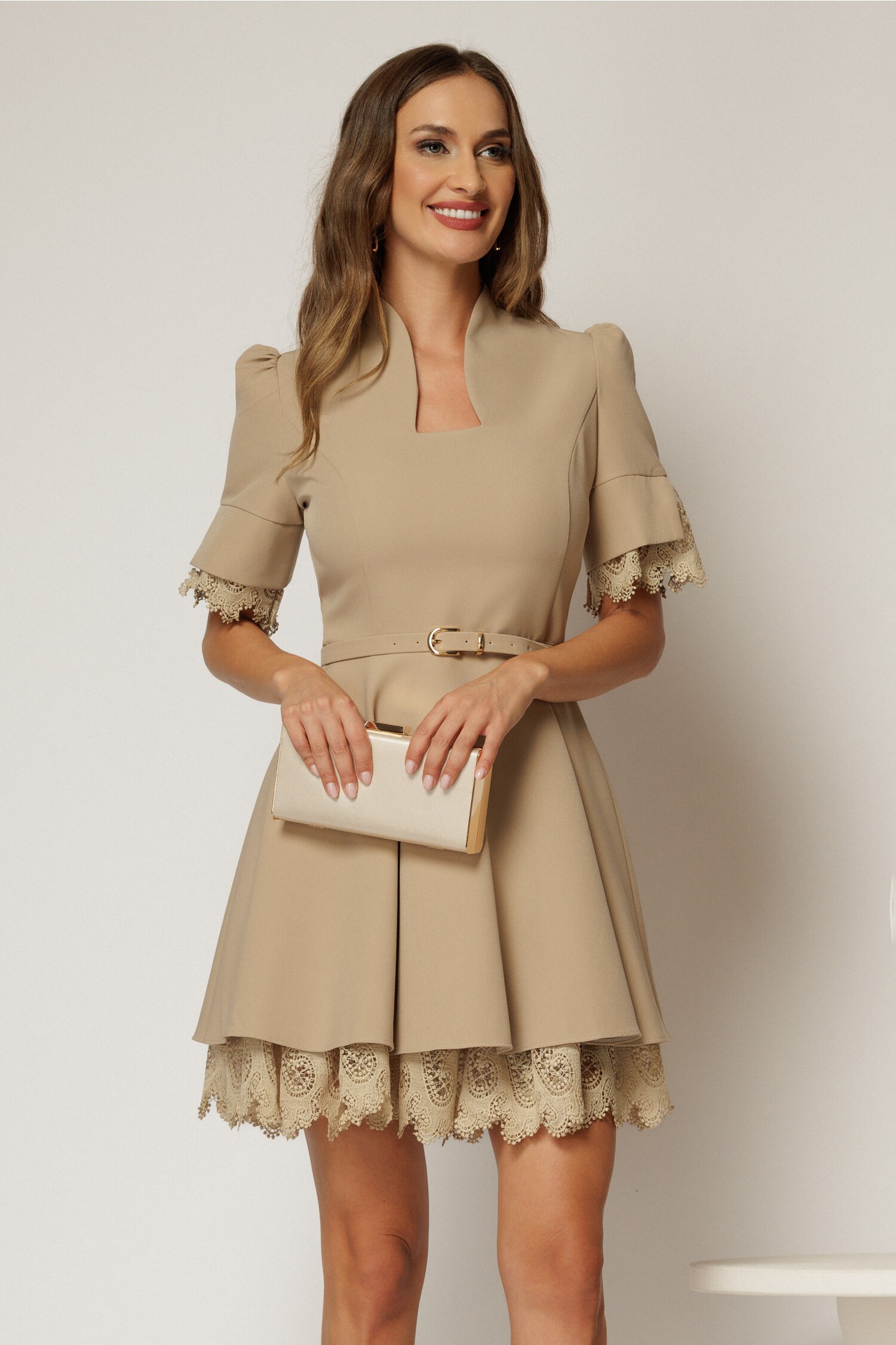 Rochie scurtă bej cu dantelă la maneci și fustă – DY Fashion Rochie scurtă bej cu dantelă la maneci și fustă – DY Fashion